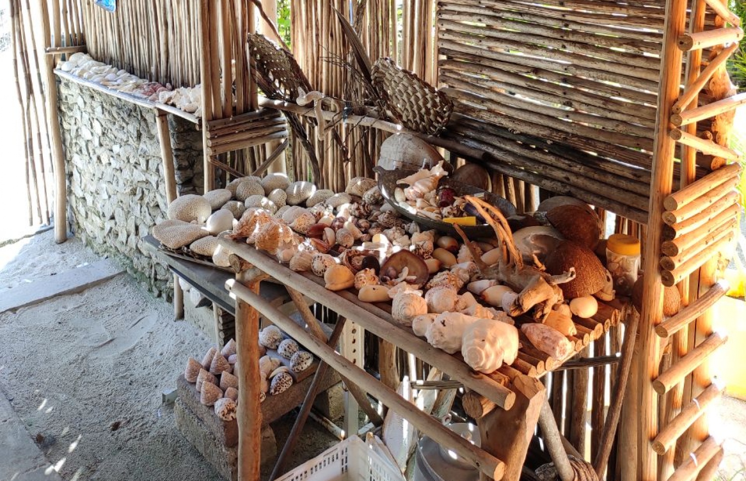 ދަނޑި އާއި ފަނުން ހަދާފައި ހުރި ގެގަނޑުގައި ބަހައްޓާފައި ހުރި އެއްޗެހިތަކެއް.