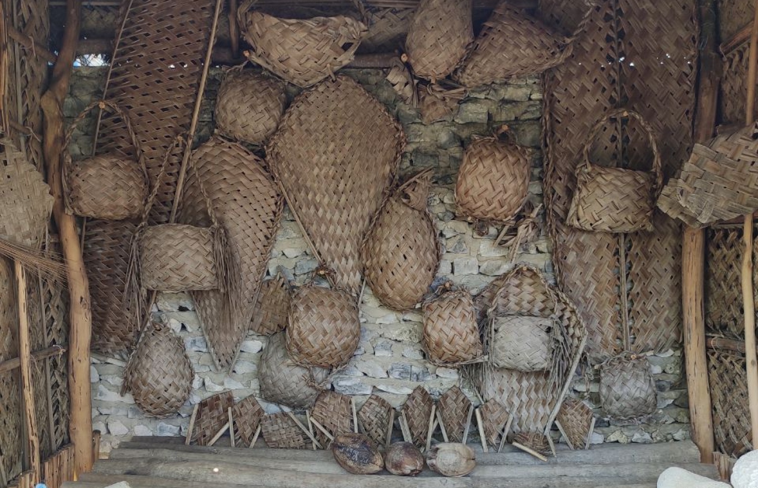 އެ ގޭ ދޮރުމައްޗާ ކައިރީގައި ހަދާފައި ހުރި ހޮޅުއައްޓެއް.