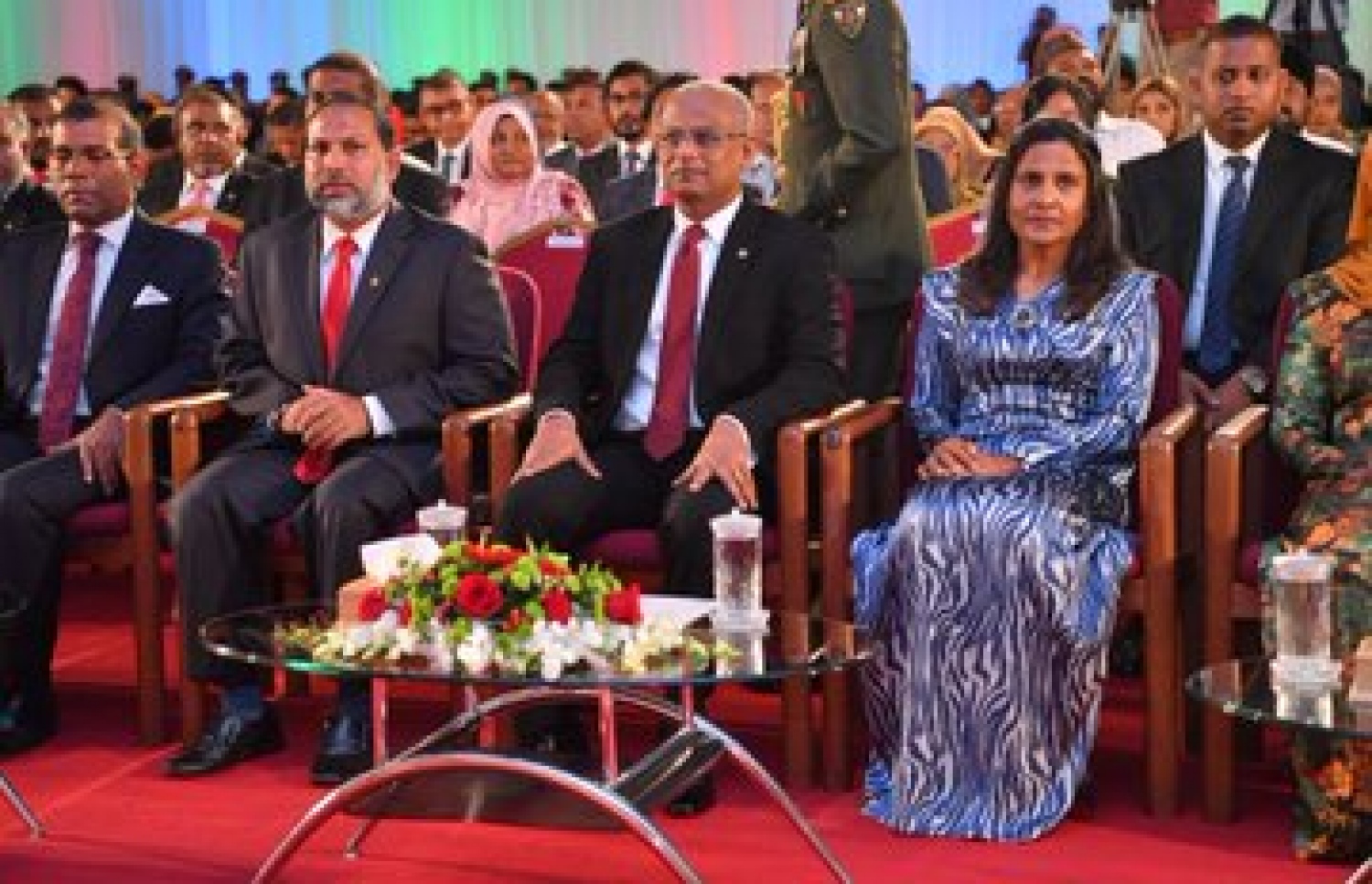 ޖުމްހޫރީ ދުވަހުގެ ރަސްމިއްޔާތުގައި ރައީސްގެ ދެކަނބަލުން ބައިވެރިވެވަޑައިގަންނަވަނީ. --ފޮޓޯ/މިހާރު