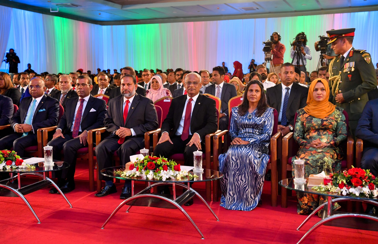 ޖަލްސާގައި ރައީސްގެ ދެކަނބަލުންނާއި ސަރުކާރުގެ އިސް ބޭފުޅުން ބައިވެރިވެވަޑައިގަންނަވަނީ. --ފޮޓޯ/ރައީސް އޮފީސް