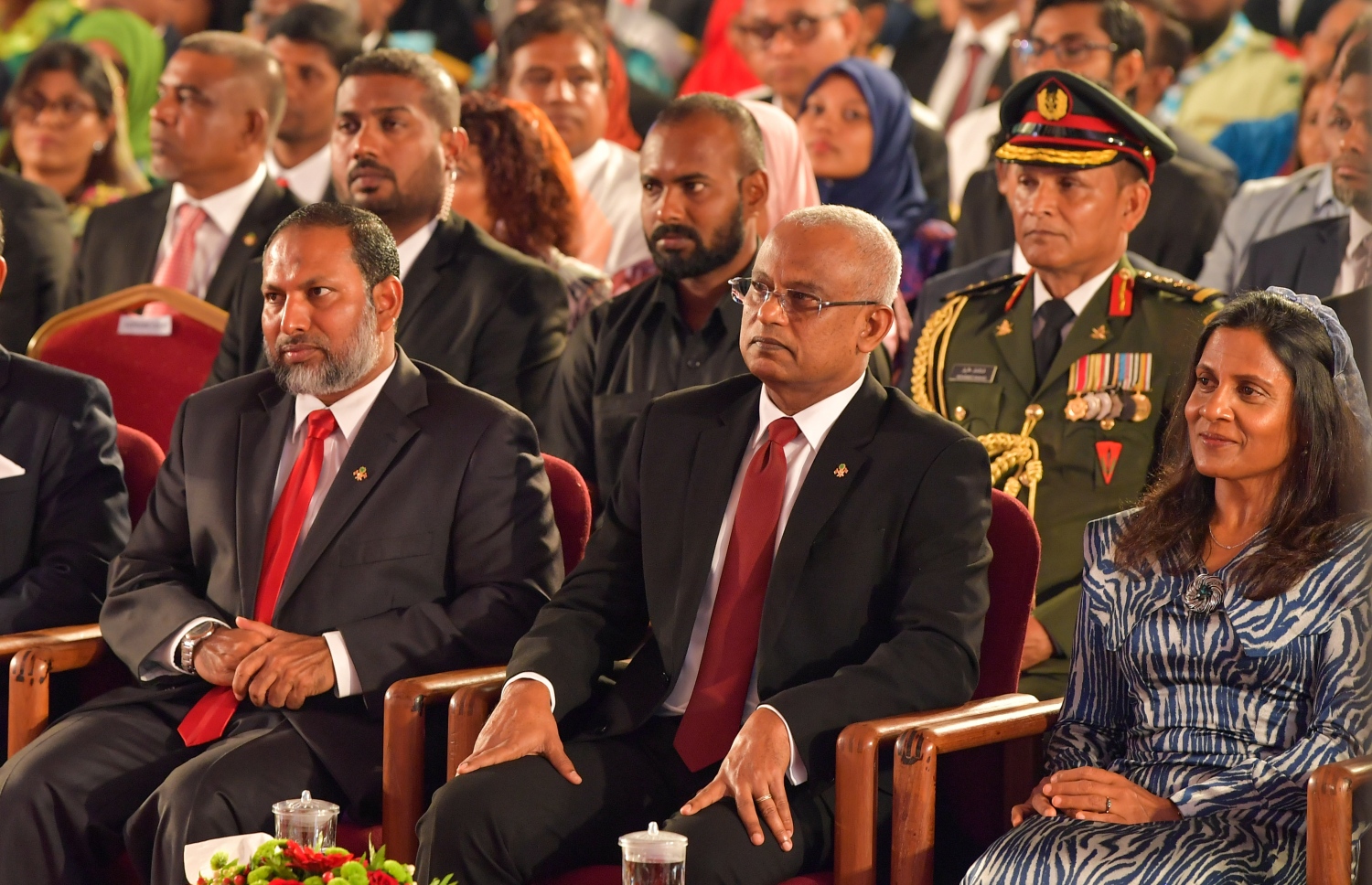 ޖުމްހޫރީ ދުވަހުގެ ޖަލްސާގައި، ރައީސްގެ އަރިހުގައި ހޯމް މިނިސްޓަރު އިމްރާން އަބްދުﷲ ބައިވެރިވެވަޑައިގަންނަވަނީ. --ފޮޓޯ/ރައީސް އޮފީސް