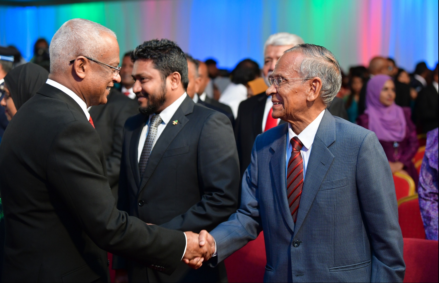 މާލެ: ނޮވެމްބަރު 10، 2019- ޖުމްހޫރީ ދުވަހުގެ މުނާސަބަތުގައި ދަރުބާރުގޭގައި ބޭއްވި ހާއްސަ ރަސްމިއްޔާތުގައި ރައީސް އިބްރާޙިމް މުހައްމަދު ސޯލިހް، އިސްލާމިކް ޔުނިވާސިޓީގެ ޗާންސެލާ ޑރ. މުހައްމަދު ޒާހިރު ހުސައިންއާ ސަލާމް ކުރައްވަނީ.---.ފޮޓޯ: ހުސައިން ވަހީދު/މިހާރު