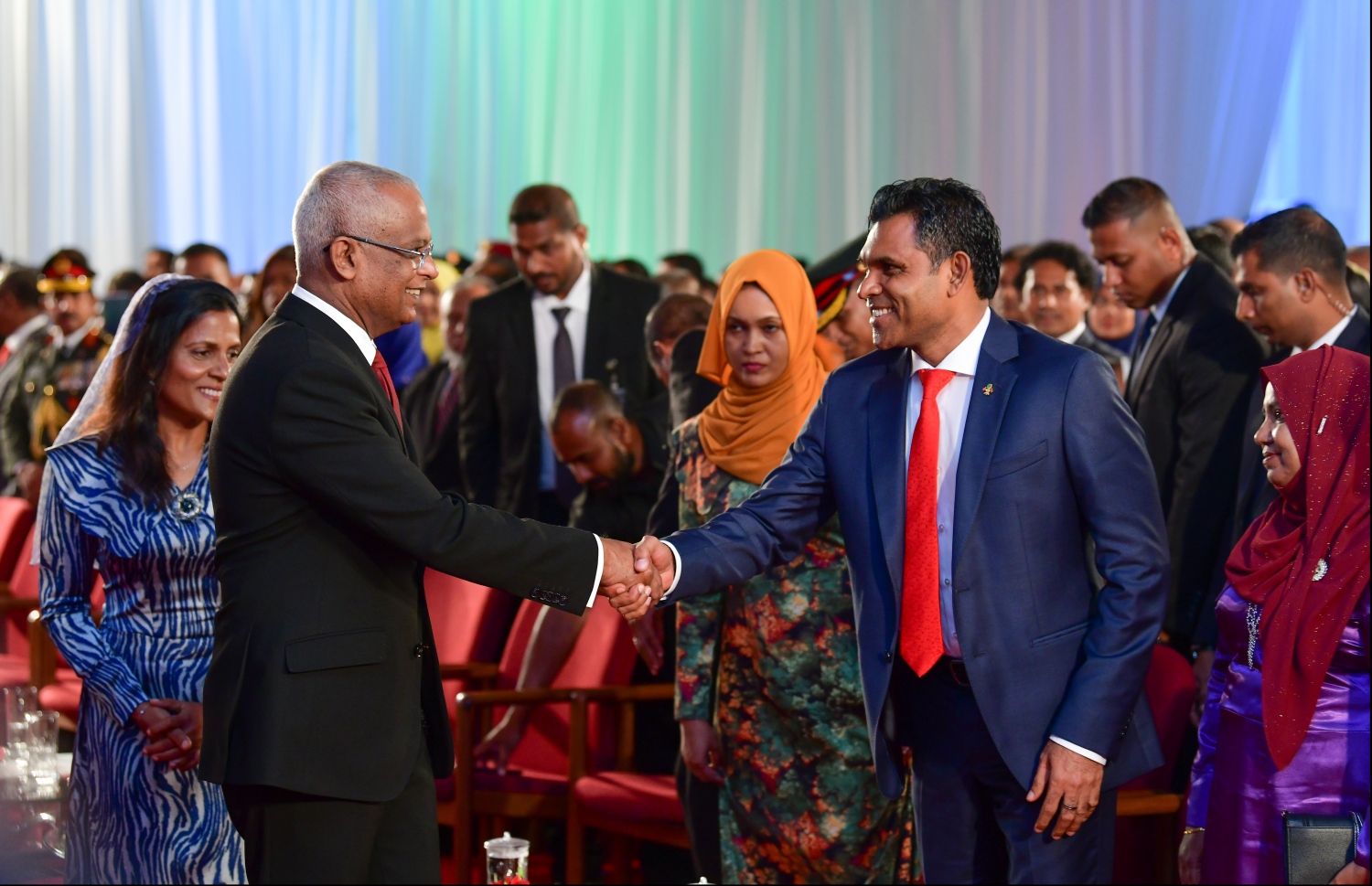 މާލެ: ނޮވެމްބަރު 10، 2019- ޖުމްހޫރީ ދުވަހުގެ މުނާސަބަތުގައި ދަރުބާރުގޭގައި ބޭއްވި ހާއްސަ ރަސްމިއްޔާތުގައި ރައީސް އިބްރާޙިމް މުހައްމަދު ސޯލިހް، ނައިބު ރައީސް ފައިސަލް ނަސީމް އާއި ސަލާމް ކުރައްވަނީ.---.ފޮޓޯ: ހުސައިން ވަހީދު/މިހާރު