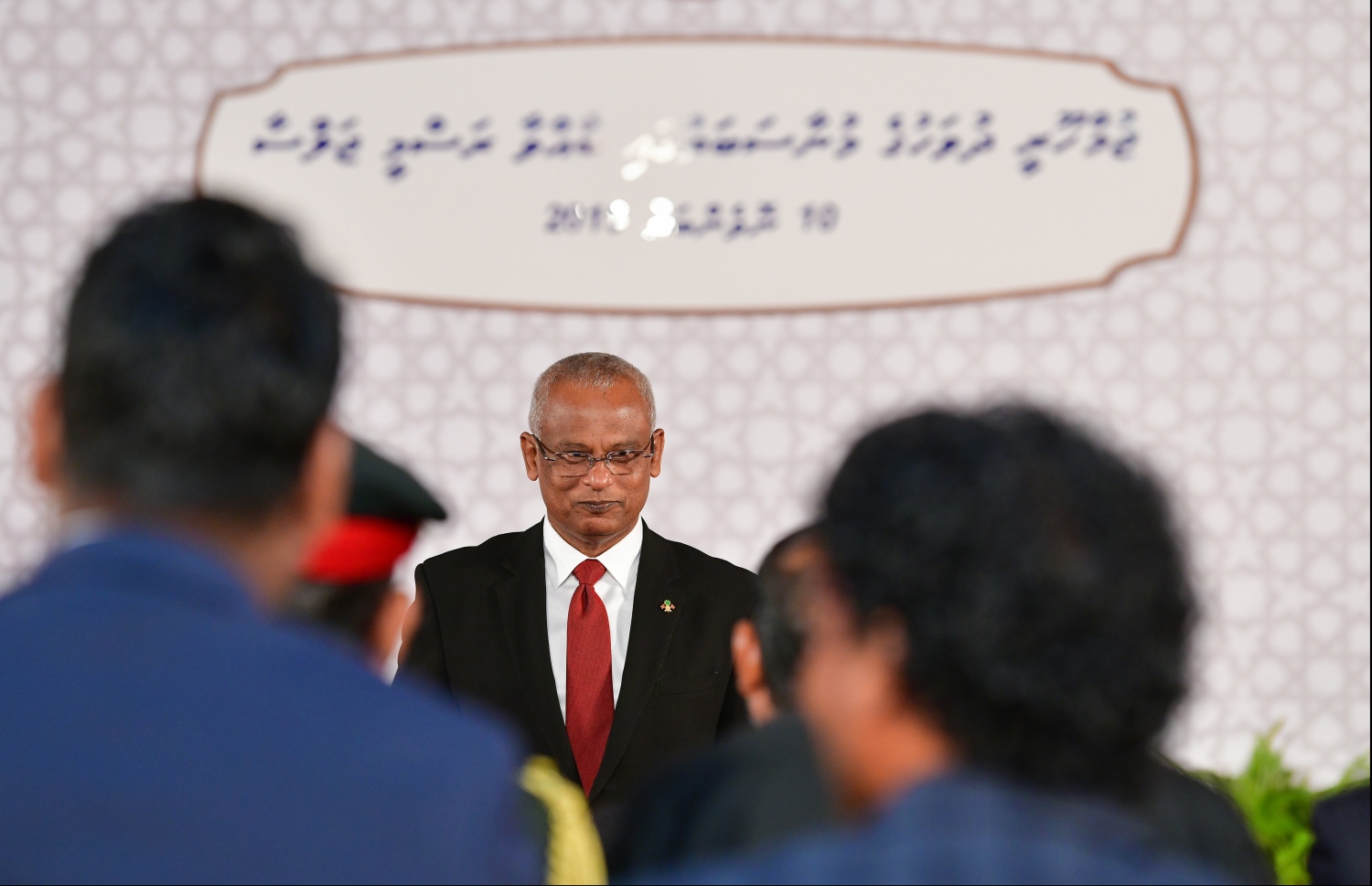 މާލެ: ނޮވެމްބަރު 10، 2019- ޖުމްހޫރީ ދުވަހުގެ މުނާސަބަތުގައި ދަރުބާރުގޭގައި ބޭއްވި ހާއްސަ ރަސްމިއްޔާތުގައި ރައީސް އިބްރާޙިމް މުހައްމަދު ސޯލިހް ބައިވެރިވެވަޑައިގަންނަވަނީ.---.ފޮޓޯ: ހުސައިން ވަހީދު/މިހާރު