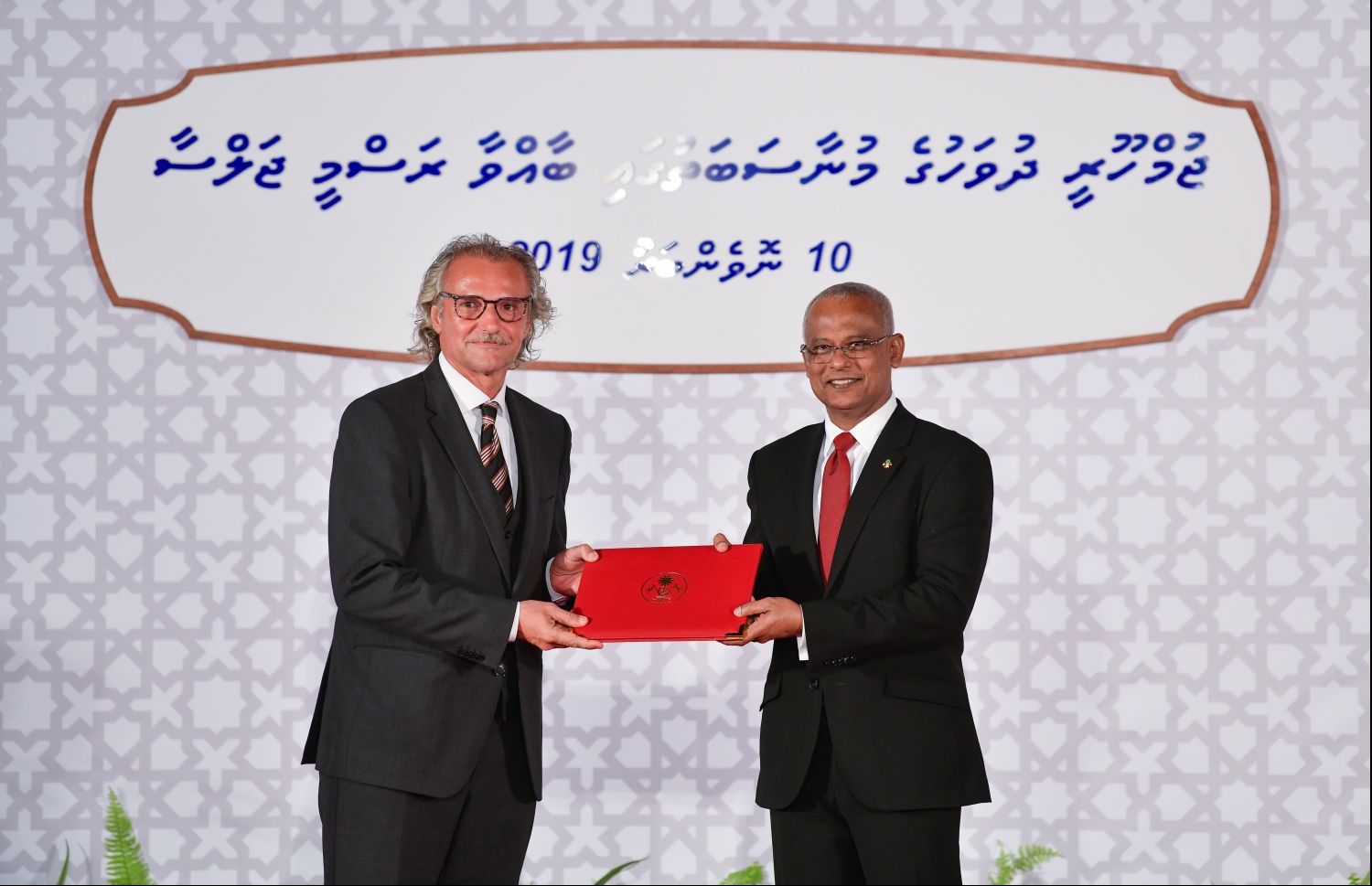 މާލެ: ނޮވެމްބަރު 10، 2019- ޖުމްހޫރީ ދުވަހުގެ މުނާސަބަތުގައި ދަރުބާރުގޭގައި ބޭއްވި ހާއްސަ ރަސްމިއްޔާތުގައި، މިދިޔަ އަހަރު ރާއްޖެއަށް ރީތި ނަން ހޯދައިދީފައިވާ ފަރާތްތަކުގެ އަގުވަޒަންކުރުމުގެ ގޮތުން ދެވޭ ރައީސުލްޖުމްހޫރިއްޔާގެ އިނާމު ހާސިލުކުރި ފަރާތަކަށް، ރައީސް އިބްރާޙިމް މުހައްމަދު ސޯލިހް އިނާމު ދެއްވަނީ.---.ފޮޓޯ: ހުސައިން ވަހީދު/މިހާރު