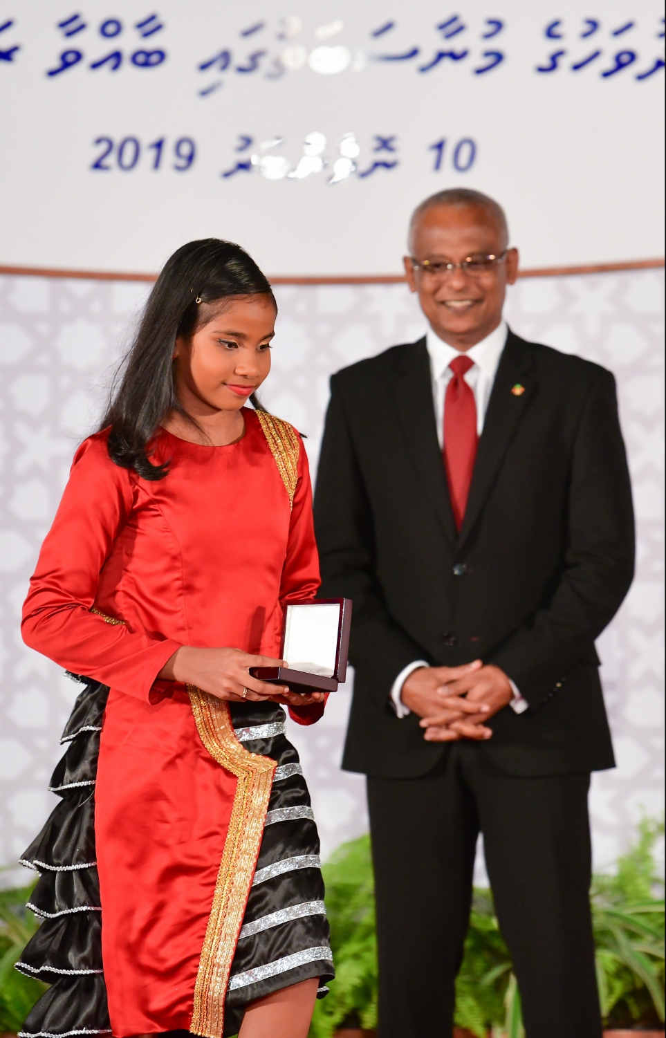 މާލެ: ނޮވެމްބަރު 10، 2019- ޖުމްހޫރީ ދުވަހުގެ މުނާސަބަތުގައި ދަރުބާރުގޭގައި ބޭއްވި ހާއްސަ ރަސްމިއްޔާތުގައި، މިދިޔަ އަހަރު ރާއްޖެއަށް ރީތި ނަން ހޯދައިދީފައިވާ ފަރާތްތަކުގެ އަގުވަޒަންކުރުމުގެ ގޮތުން ދެވޭ ރައީސުލްޖުމްހޫރިއްޔާގެ އިނާމު ހާސިލުކުރި ފަރާތަކަށް، ރައީސް އިބްރާޙިމް މުހައްމަދު ސޯލިހް އިނާމު ދެއްވަނީ.---.ފޮޓޯ: ހުސައިން ވަހީދު/މިހާރު