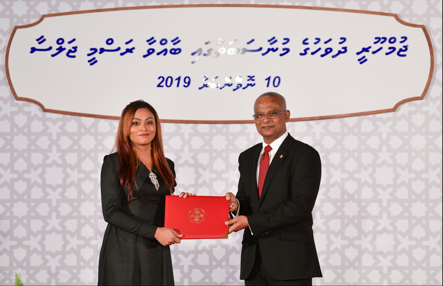 މާލެ: ނޮވެމްބަރު 10، 2019- ޖުމްހޫރީ ދުވަހުގެ މުނާސަބަތުގައި ދަރުބާރުގޭގައި ބޭއްވި ހާއްސަ ރަސްމިއްޔާތުގައި، މިދިޔަ އަހަރު ރާއްޖެއަށް ރީތި ނަން ހޯދައިދީފައިވާ ފަރާތްތަކުގެ އަގުވަޒަންކުރުމުގެ ގޮތުން ދެވޭ ރައީސުލްޖުމްހޫރިއްޔާގެ އިނާމު ހާސިލުކުރި ފަރާތަކަށް، ރައީސް އިބްރާޙިމް މުހައްމަދު ސޯލިހް އިނާމު ދެއްވަނީ.---.ފޮޓޯ: ހުސައިން ވަހީދު/މިހާރު