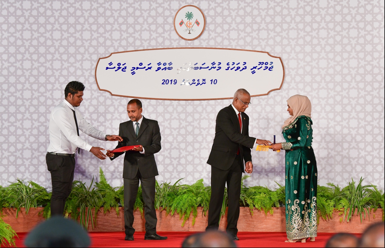 މާލެ: ނޮވެމްބަރު 10، 2019- ޖުމްހޫރީ ދުވަހުގެ މުނާސަބަތުގައި ދަރުބާރުގޭގައި ބޭއްވި ހާއްސަ ރަސްމިއްޔާތުގައި، މިދިޔަ އަހަރު ރާއްޖެއަށް ރީތި ނަން ހޯދައިދީފައިވާ ފަރާތްތަކުގެ އަގުވަޒަންކުރުމުގެ ގޮތުން ދެވޭ ރައީސުލްޖުމްހޫރިއްޔާގެ އިނާމު ހާސިލުކުރި ފަރާތަކަށް، ރައީސް އިބްރާޙިމް މުހައްމަދު ސޯލިހް އިނާމު ދެއްވަނީ.---.ފޮޓޯ: ހުސައިން ވަހީދު/މިހާރު