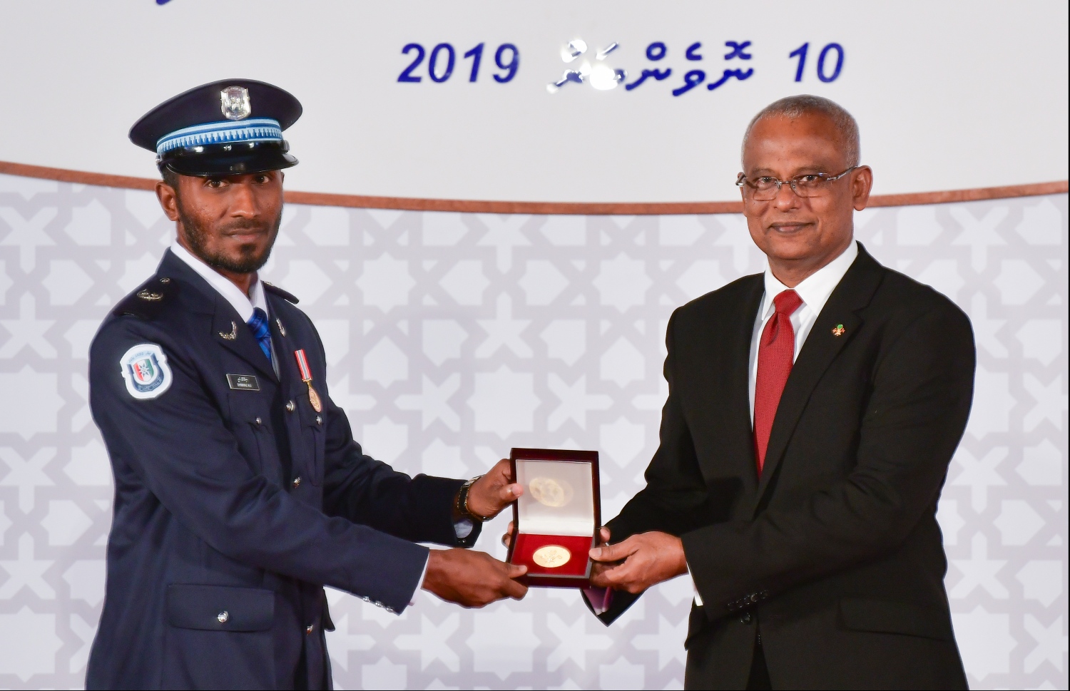 މާލެ: ނޮވެމްބަރު 10، 2019- ޖުމްހޫރީ ދުވަހުގެ މުނާސަބަތުގައި ދަރުބާރުގޭގައި ބޭއްވި ހާއްސަ ރަސްމިއްޔާތުގައި، މިދިޔަ އަހަރު ރާއްޖެއަށް ރީތި ނަން ހޯދައިދީފައިވާ ފަރާތްތަކުގެ އަގުވަޒަންކުރުމުގެ ގޮތުން ދެވޭ ރައީސުލްޖުމްހޫރިއްޔާގެ އިނާމު ހާސިލުކުރި ފަރާތަކަށް، ރައީސް އިބްރާޙިމް މުހައްމަދު ސޯލިހް އިނާމު ދެއްވަނީ.---.ފޮޓޯ: ހުސައިން ވަހީދު/މިހާރު