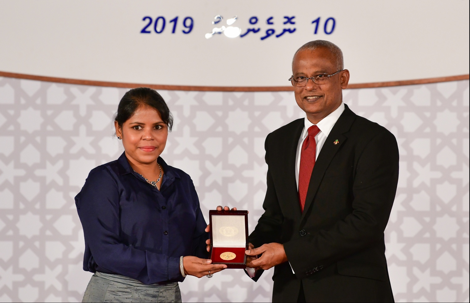 މާލެ: ނޮވެމްބަރު 10، 2019- ޖުމްހޫރީ ދުވަހުގެ މުނާސަބަތުގައި ދަރުބާރުގޭގައި ބޭއްވި ހާއްސަ ރަސްމިއްޔާތުގައި،  ރައީސުލްޖުމްހޫރިއްޔާގެ އިނާމު ހާސިލުކުރި ފަރާތަކަށް، ރައީސް އިބްރާޙިމް މުހައްމަދު ސޯލިހް އިނާމު ދެއްވަނީ.---.ފޮޓޯ: ހުސައިން ވަހީދު/މިހާރު