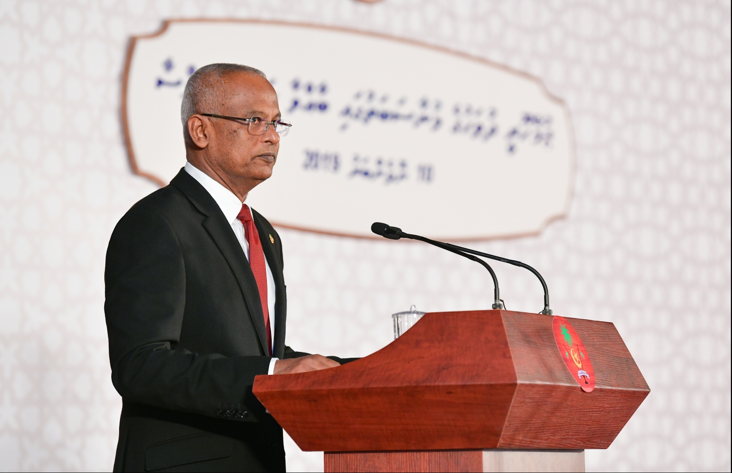 މާލެ: ނޮވެމްބަރު 10، 2019- ޖުމްހޫރީ ދުވަހުގެ މުނާސަބަތުގައި ދަރުބާރުގޭގައި ބޭއްވި ހާއްސަ ރަސްމިއްޔާތުގައި ރައީސް އިބްރާހިމް މުހައްމަދު ސޯލިހް ވާހަކަދައްކަވަނީ.---.ފޮޓޯ: ހުސައިން ވަހީދު/މިހާރު