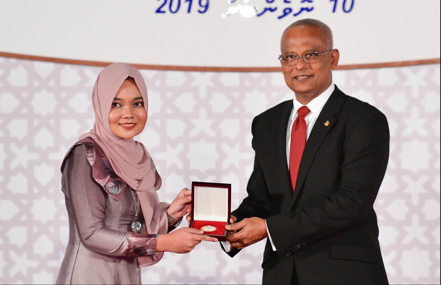 މާލެ: ނޮވެމްބަރު 10، 2019- ޖުމްހޫރީ ދުވަހުގެ މުނާސަބަތުގައި ދަރުބާރުގޭގައި ބޭއްވި ހާއްސަ ރަސްމިއްޔާތުގައި،  ރައީސުލްޖުމްހޫރިއްޔާގެ އިނާމު ހާސިލުކުރި ފަރާތަކަށް، ރައީސް އިބްރާޙިމް މުހައްމަދު ސޯލިހް އިނާމު ދެއްވަނީ.---.ފޮޓޯ: ހުސައިން ވަހީދު/މިހާރު