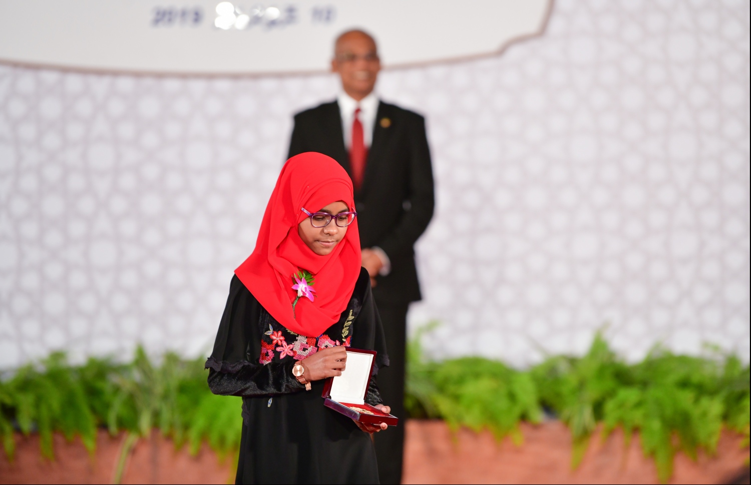 މާލެ: ނޮވެމްބަރު 10، 2019- ޖުމްހޫރީ ދުވަހުގެ މުނާސަބަތުގައި ދަރުބާރުގޭގައި ބޭއްވި ހާއްސަ ރަސްމިއްޔާތުގައި،  ރައީސުލްޖުމްހޫރިއްޔާގެ އިނާމު ހާސިލުކުރި ފަރާތަކަށް، ރައީސް އިބްރާޙިމް މުހައްމަދު ސޯލިހް އިނާމު ދެއްވަނީ.---.ފޮޓޯ: ހުސައިން ވަހީދު/މިހާރު