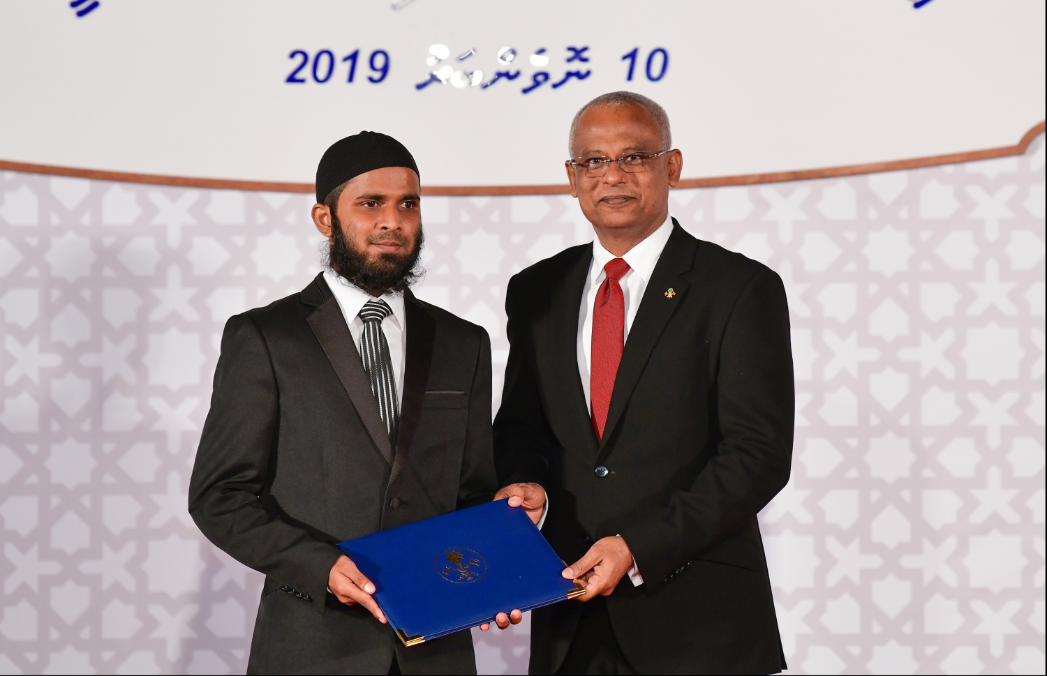 މާލެ: ނޮވެމްބަރު 10، 2019- ޖުމްހޫރީ ދުވަހުގެ މުނާސަބަތުގައި ދަރުބާރުގޭގައި ބޭއްވި ހާއްސަ ރަސްމިއްޔާތުގައި،  ރައީސުލްޖުމްހޫރިއްޔާގެ އިނާމު ހާސިލުކުރި ފަރާތަކަށް، ރައީސް އިބްރާޙިމް މުހައްމަދު ސޯލިހް އިނާމު ދެއްވަނީ.---.ފޮޓޯ: ހުސައިން ވަހީދު/މިހާރު