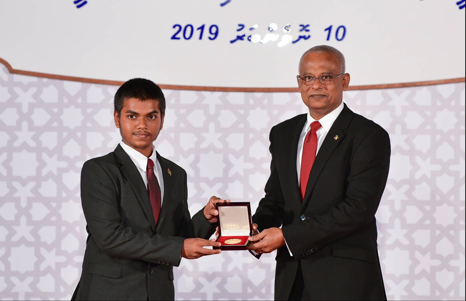 މާލެ: ނޮވެމްބަރު 10، 2019- ޖުމްހޫރީ ދުވަހުގެ މުނާސަބަތުގައި ދަރުބާރުގޭގައި ބޭއްވި ހާއްސަ ރަސްމިއްޔާތުގައި،  ރައީސުލްޖުމްހޫރިއްޔާގެ އިނާމު ހާސިލުކުރި ފަރާތަކަށް، ރައީސް އިބްރާޙިމް މުހައްމަދު ސޯލިހް އިނާމު ދެއްވަނީ.---.ފޮޓޯ: ހުސައިން ވަހީދު/މިހާރު