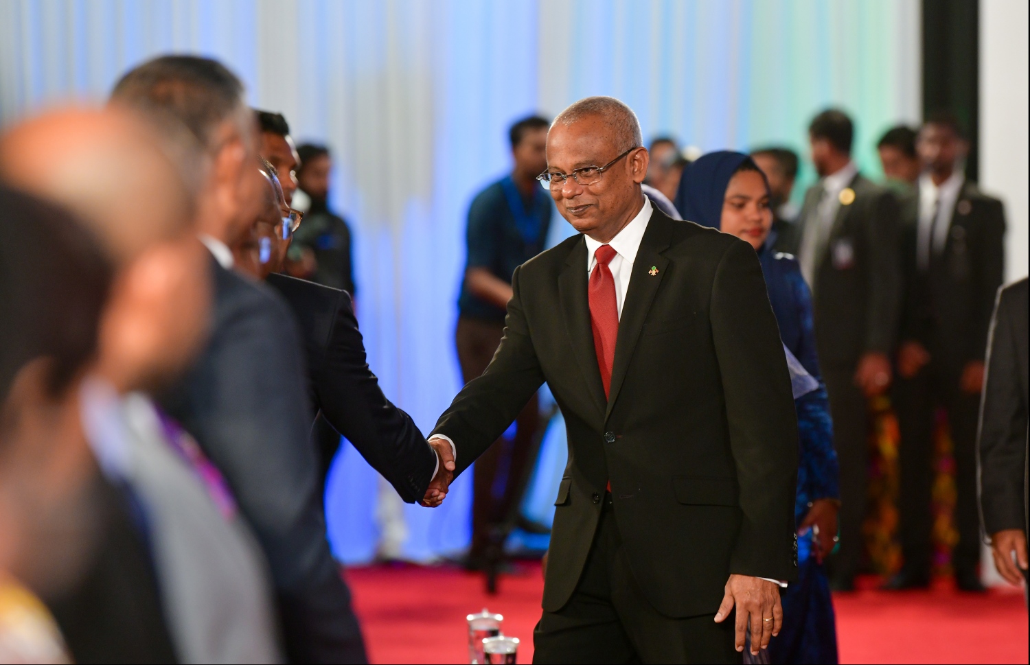 މާލެ: ނޮވެމްބަރު 10، 2019- ޖުމްހޫރީ ދުވަހުގެ މުނާސަބަތުގައި ދަރުބާރުގޭގައި ބޭއްވި ހާއްސަ ރަސްމިއްޔާތުގައި ރައީސް އިބްރާޙިމް މުހައްމަދު ސޯލިހް ބައިވެރިވެވަޑައިގަންނަވަނީ.---.ފޮޓޯ: ހުސައިން ވަހީދު/މިހާރު