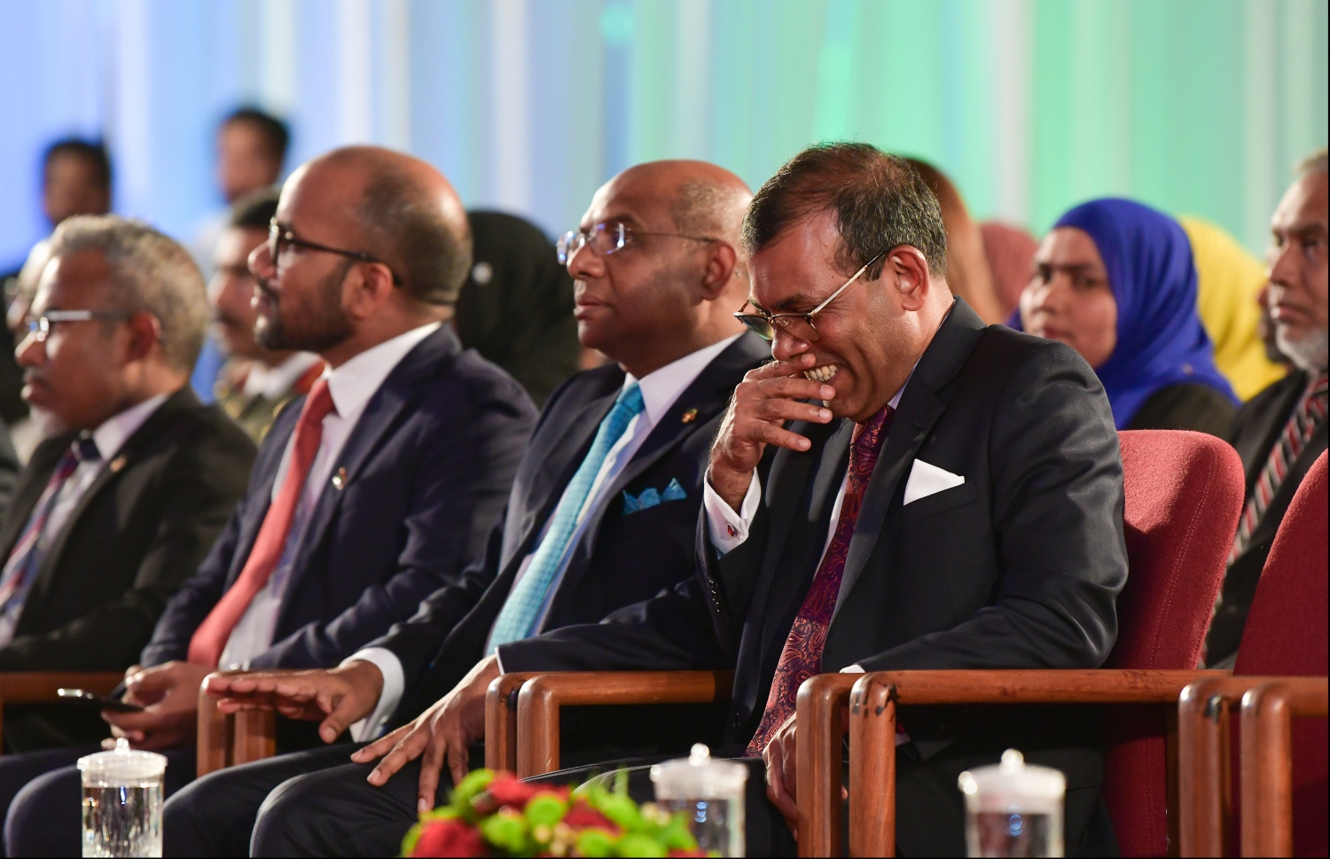 މާލެ: ނޮވެމްބަރު 10، 2019- ޖުމްހޫރީ ދުވަހުގެ މުނާސަބަތުގައި ދަރުބާރުގޭގައި ބޭއްވި ހާއްސަ ރަސްމިއްޔާތުގައި މައޖިލީހުގެ ރައީސް މުހައްމަދު ނަޝީދު އަދި ދައުލަތުގެ ބައެއް ވަޒީރުން ބައިވެރިވެވަޑައިގަންނަވަނީ.---.ފޮޓޯ: ހުސައިން ވަހީދު/މިހާރު