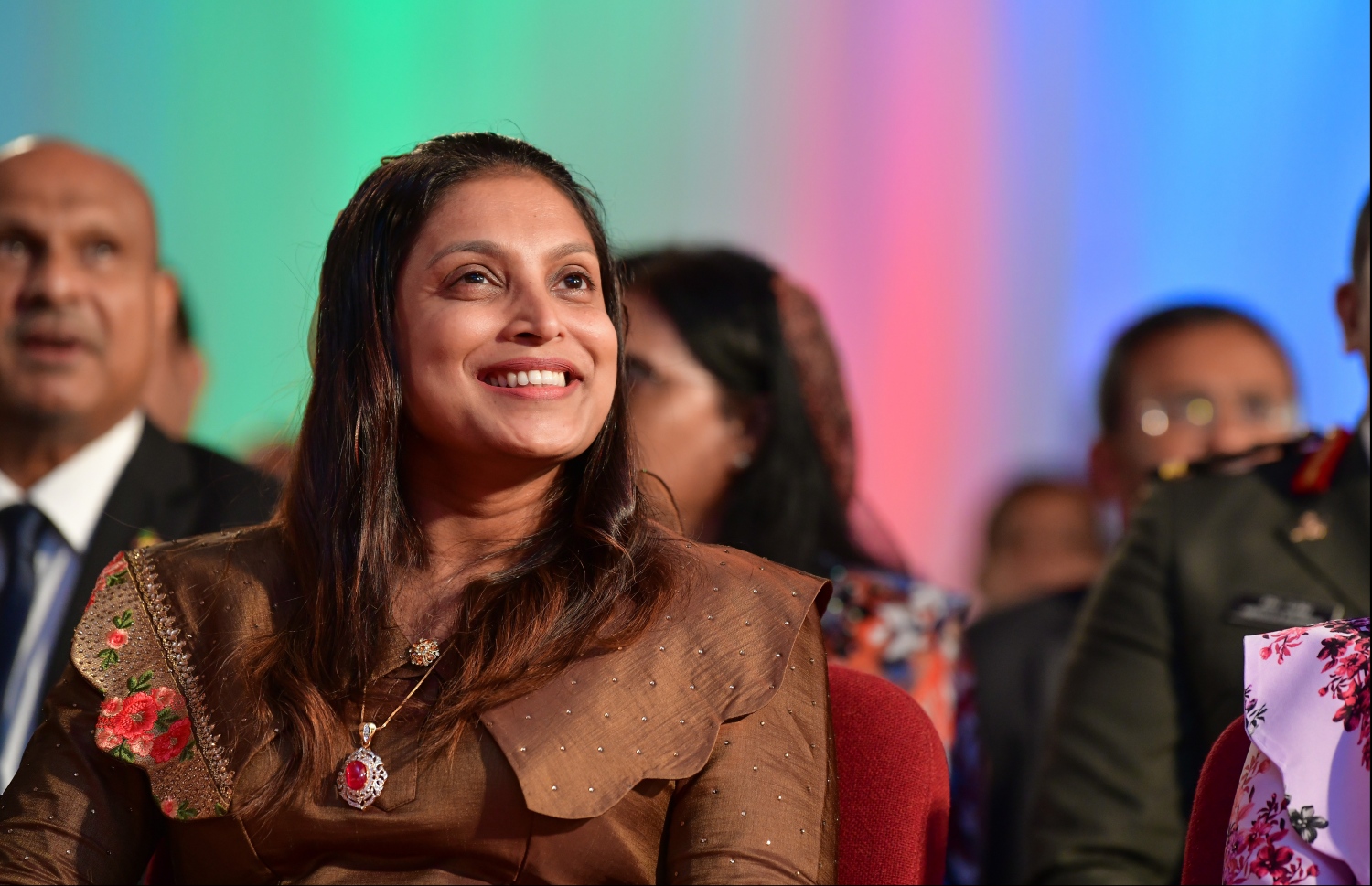 މާލެ: ނޮވެމްބަރު 10، 2019- ޖުމްހޫރީ ދުވަހުގެ މުނާސަބަތުގައި ދަރުބާރުގޭގައި ބޭއްވި ހާއްސަ ރަސްމިއްޔާތުގައި އެޑިއުކޭޝަން މިނިސްޓަރު އައިޝަތު އަލީ ބައިވެރިވެވަޑައިގަންނަވަނީ.---.ފޮޓޯ: ހުސައިން ވަހީދު/މިހާރު