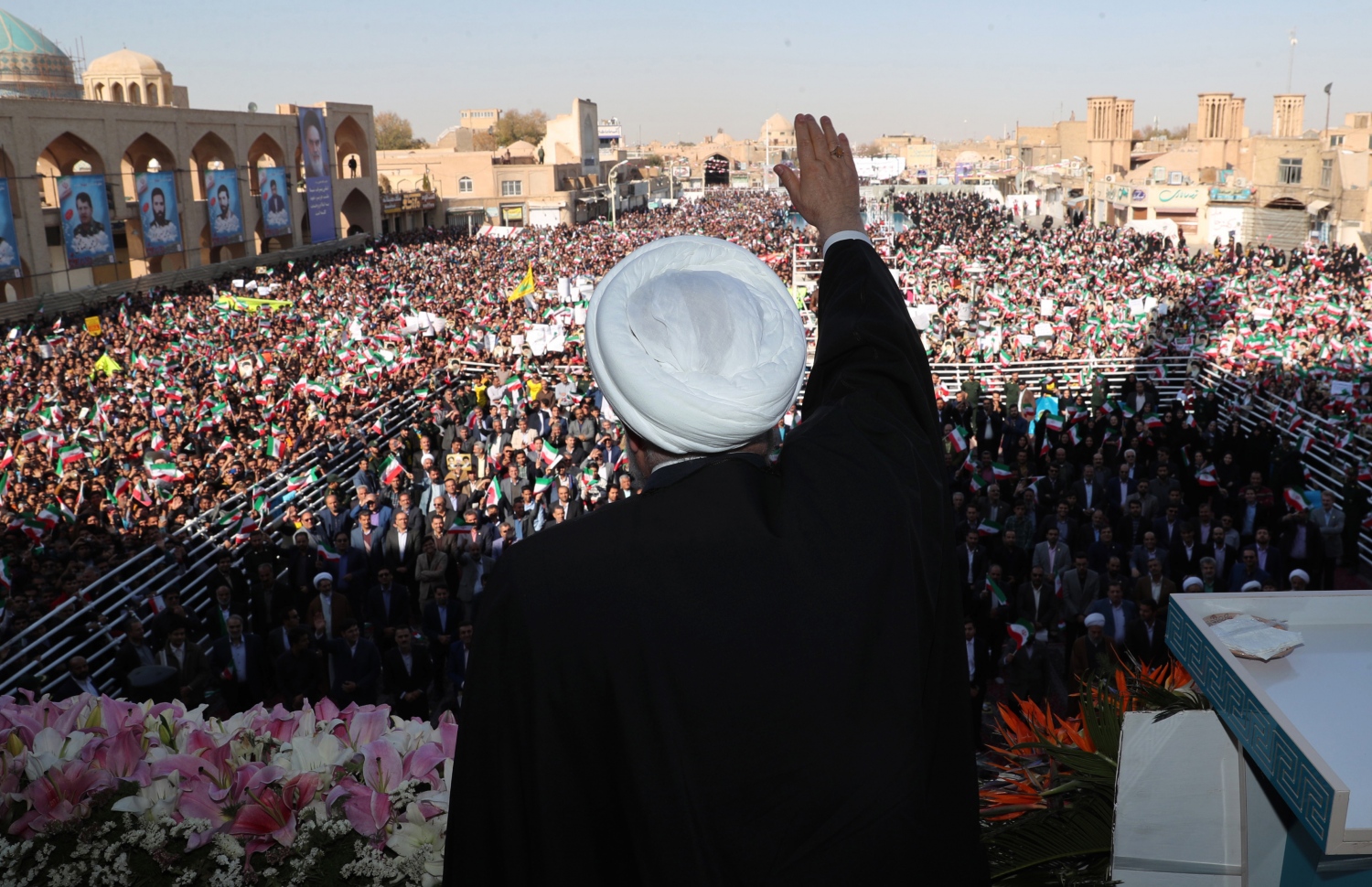 މެދުތެރޭގެ ސިޓީ ޔަޒްދުގައި ރައީސް ހަސަން ރޫހާނީ އިއްޔެ އާއްމުންނާ ބައްދަލު ކުރައްވަނީ. --ފޮޓޯ:އޭއެފްޕީ