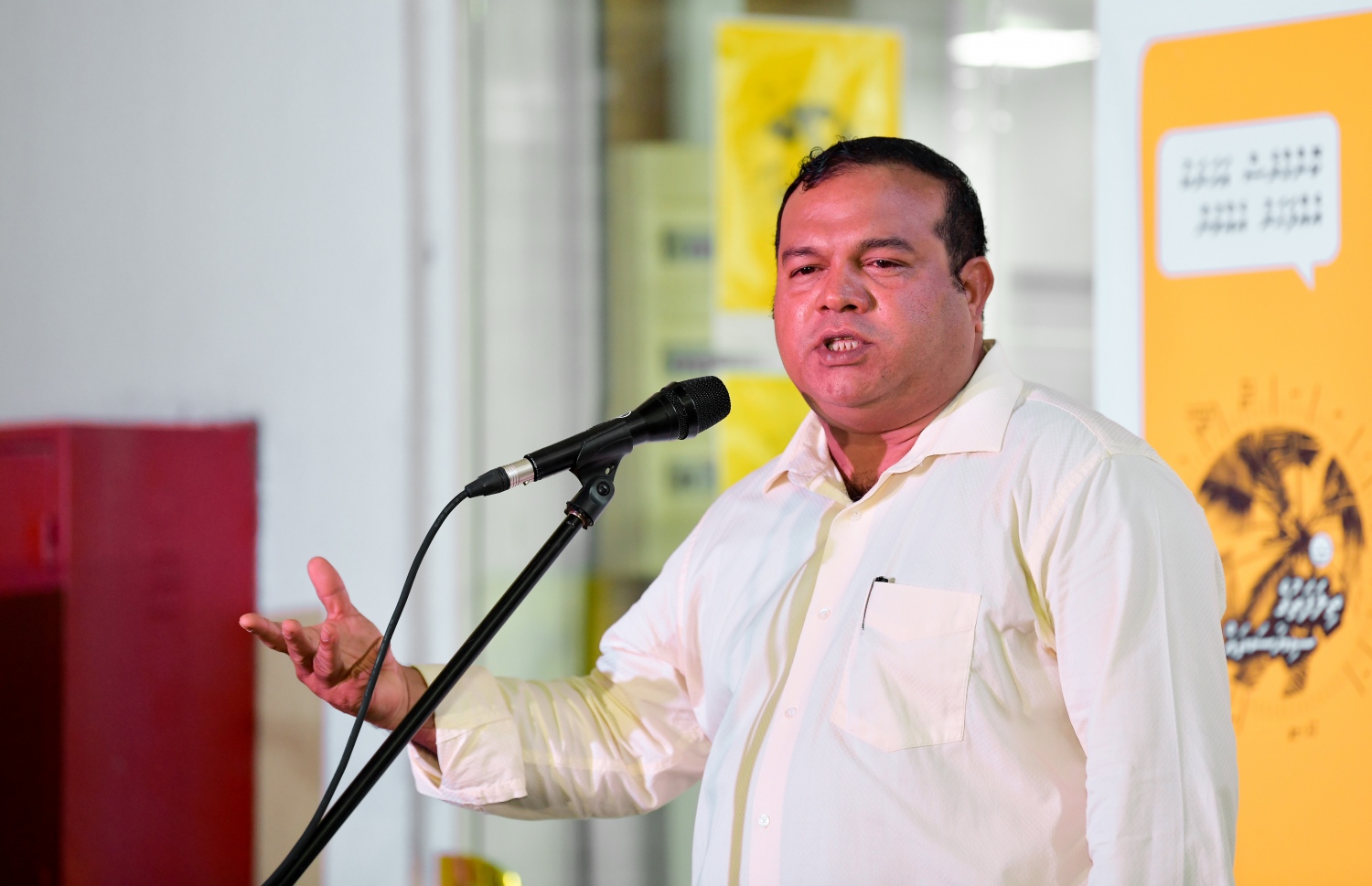 އެމްޑީޕީގެ ނައިބު ރައީސްކަމަށް ވާދަކުރެއްވި ހިތަދޫ އުތުރު ދާއިރާގެ މެމްބަރު އަސްލަމް މާލޭގައި ބޭއްވި ކެމްޕެއިން ޖަލްސާއެއް ގައި ވާހަކަ ދައްކަވަނީ: އިންތިޚާބު ގަބޫލެއް ނުކުރެއްވި.---ފޮޓޯ: ނިޝާން އަލީ/މިހާރު