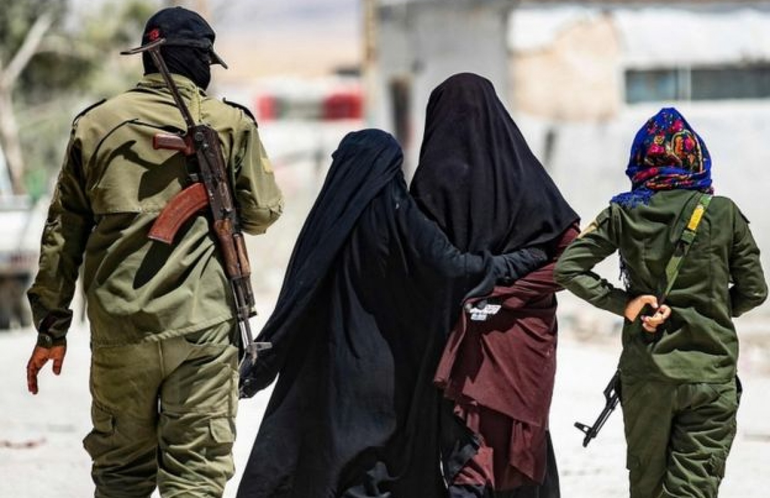 އައިއެސްގެ މެންބަރުންގެ އަނބިން ކަމަށް ބެލެވޭ ބަޔަކު ސީރިއާގެ ކޭމްޕެއްގައި ސަލާމަތީ ފަރާތްތަކުގެ ބެލުމުގެ ދަށުގައި. --ފޮޓޯ:އޭއެފްޕީ