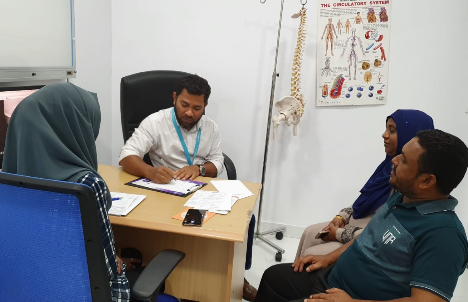 ހުޅުމާލެ ހޮސްޕިޓަލުގައި މިދިޔަ ބުރާސްފަތި ދުވަހު އޯޕީޑީގައި ޑރ. ޒާހިރު މީހަކު ބައްލަވަނީ.- ފޮޓޯ: އައިޖީއެމްއެޗް