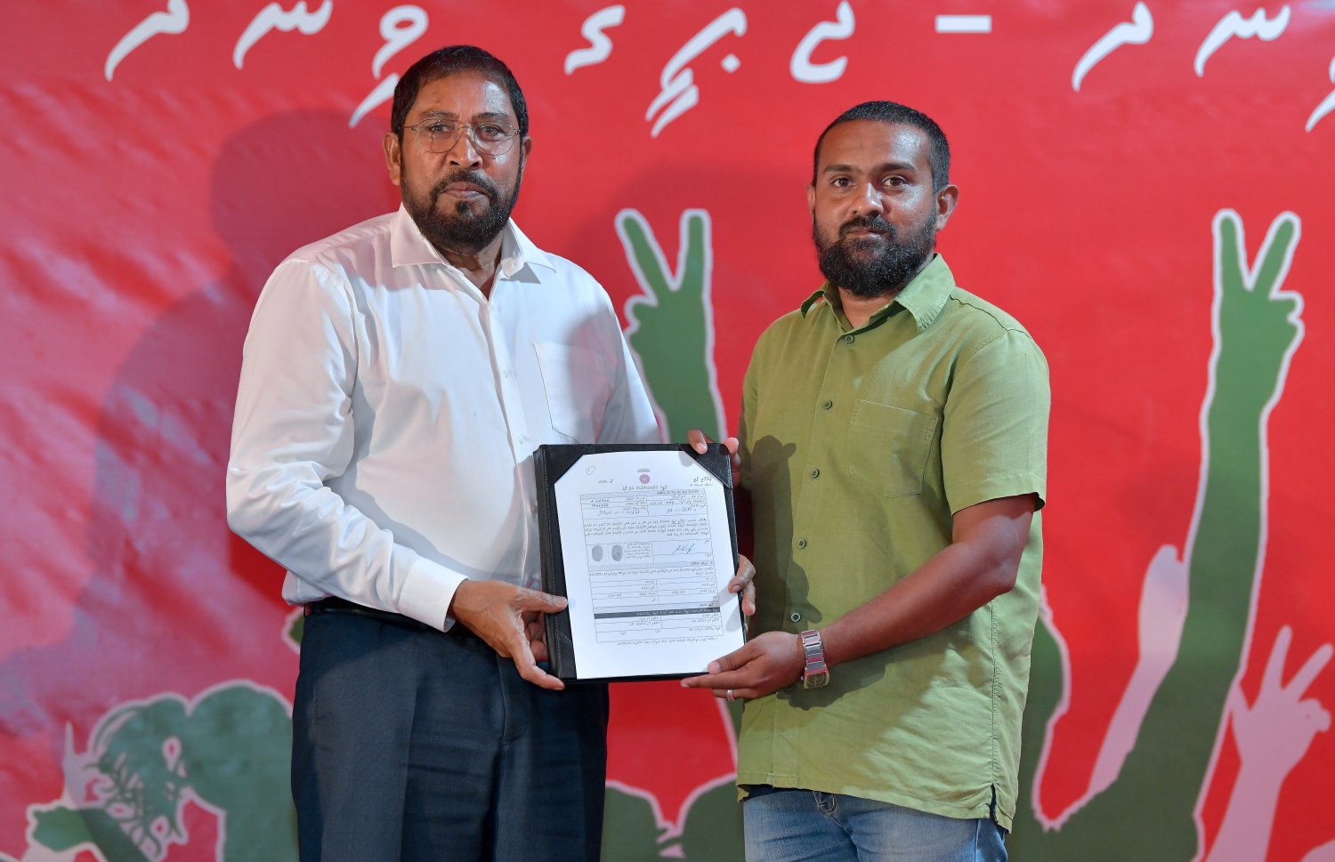 ޖުމްހޫރީ ޕާޓީ އަށް މިރޭ ސޮއިކުރި މީހެއްގެ ފޯމު، އެ ޕާޓީގެ ލީޑަރު ގާސިމާ ހަވާލުކުރަނީ.---ފޮޓޯ: ނިޝާން އަލީ/މިހާރު