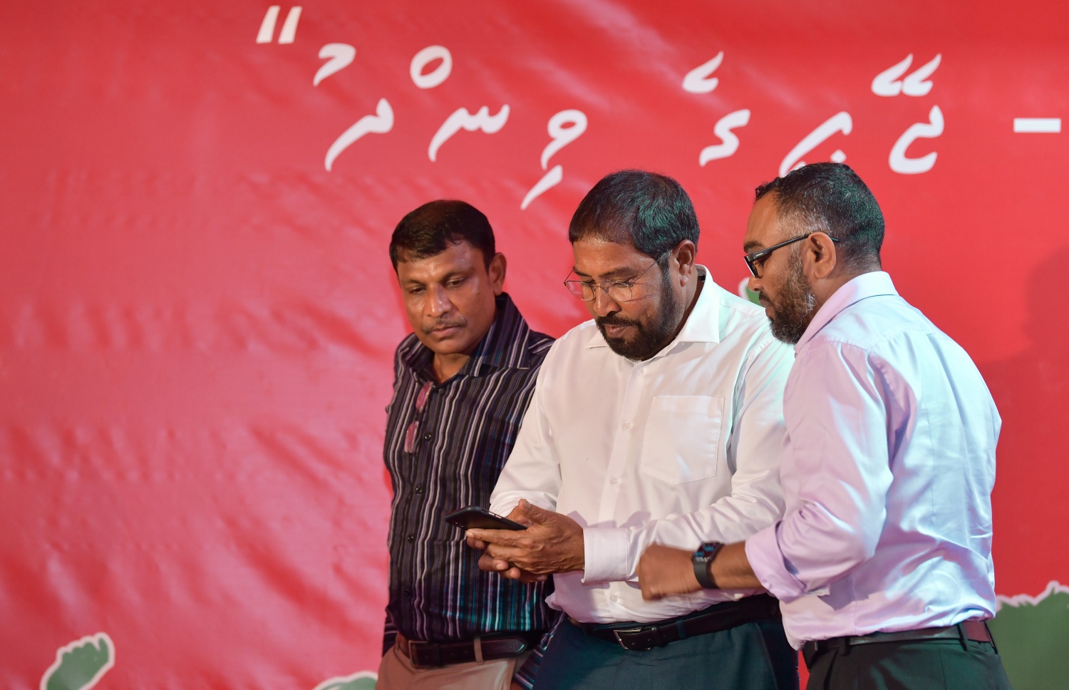 ޖުމްހޫރީ ޕާޓީގެ ޖަލްސާގައި ގާސިމް: އޭނާ ވިދާޅުވަނީ ރިޔާސީ އިންތިޚާބަށް ކުރާ މަސައްކަތް ޖޭޕީން ހުއްޓާނުލާނެ ކަމަށް. --ފޮޓޯ: ނިޝާން އަލީ/މިހާރު