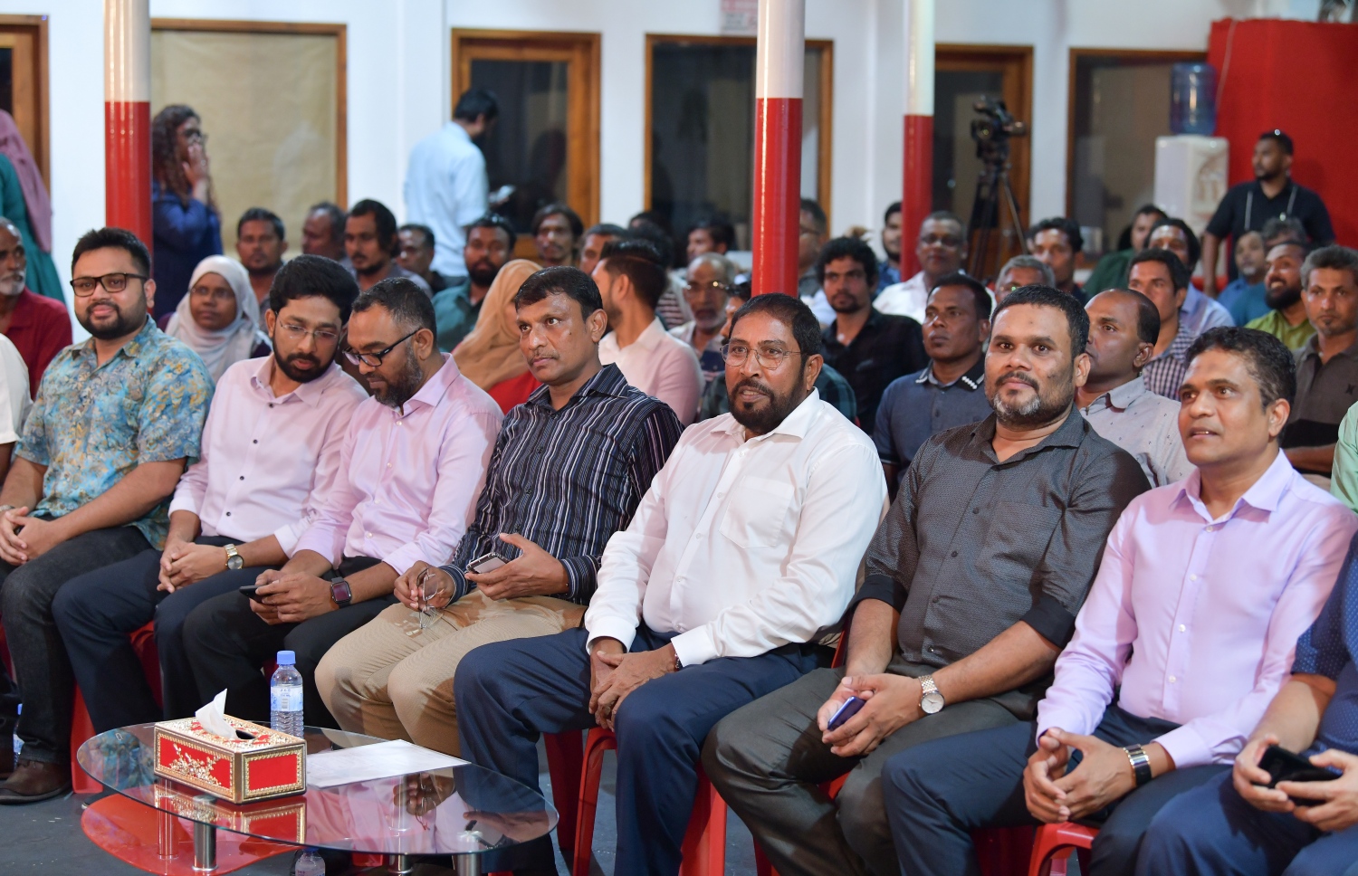 ޖުމްހޫރީ ޕާޓީގެ ޖަލްސާގައި އެ ޕާޓީގެ އިސް ބޭފުޅުން ބައިވެރިވެވަޑައިގަންނަވަނީ. --ފޮޓޯ: ނިޝާން އަލީ/މިހާރު