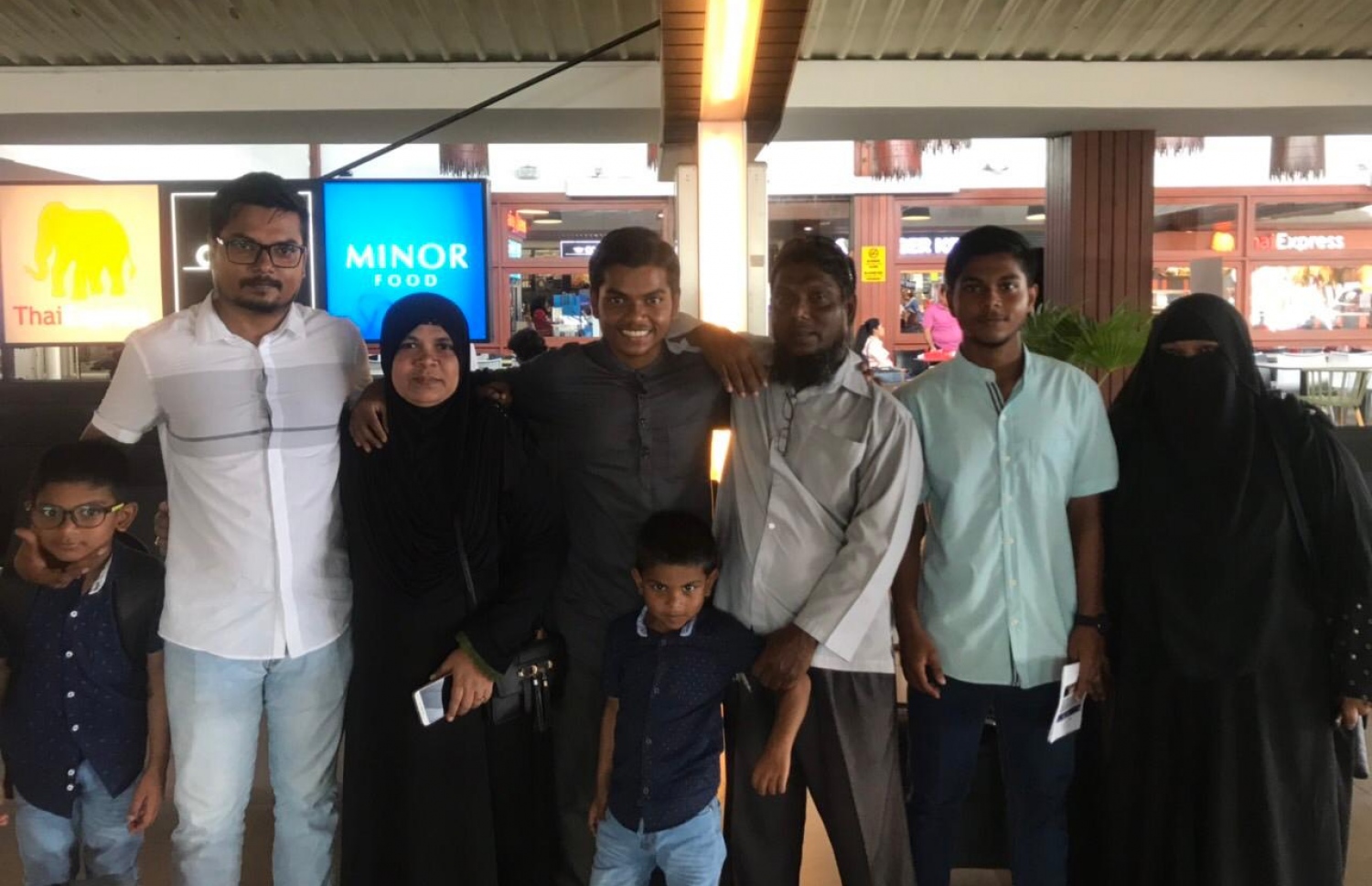 އާހިލް (މެދުގައި) އޭނާގެ އާއިލާއާ އެކުގައި