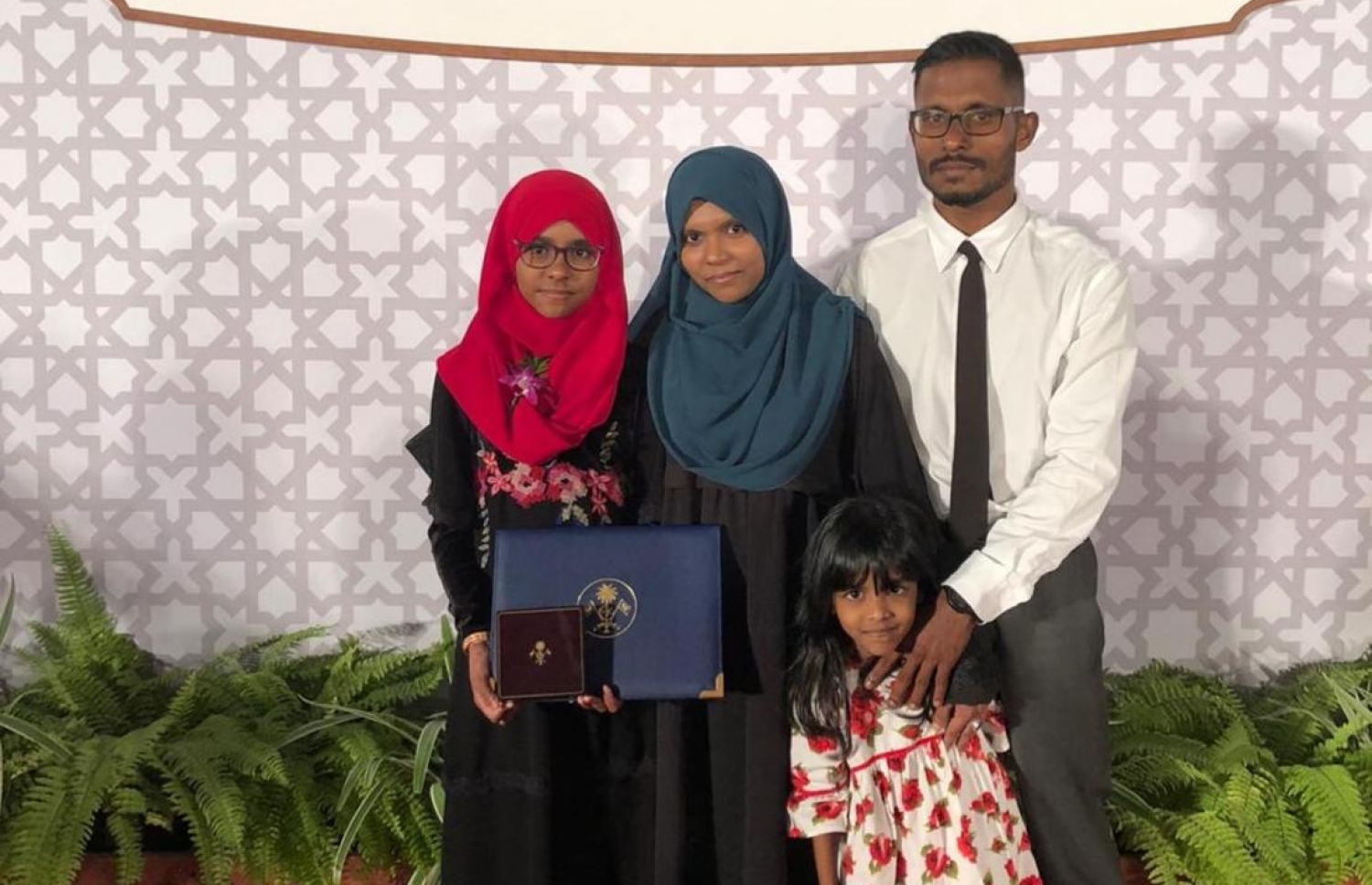 އުރުޖުވާން (ވ) އޭނާގެ އާއިލާއާ އެކުގައި: އުރުޖުވާންގެ މަންމަ އާއި ކޮއްކޮ ވެސް މިހާރު އަންނަނީ ގުރުއާން ހިތުދަސް ކުރަމުން