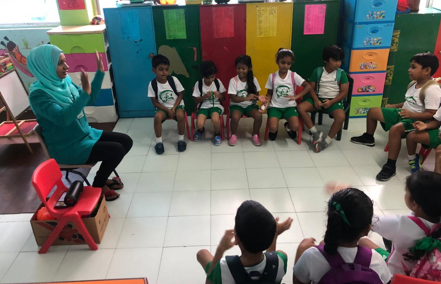 ކްލާސް ރޫމްގައި އާންޓީ ކުދިންނާ އެކު ލަވަ ކިޔަނީ. --ފޮޓޯ/މިހާރު