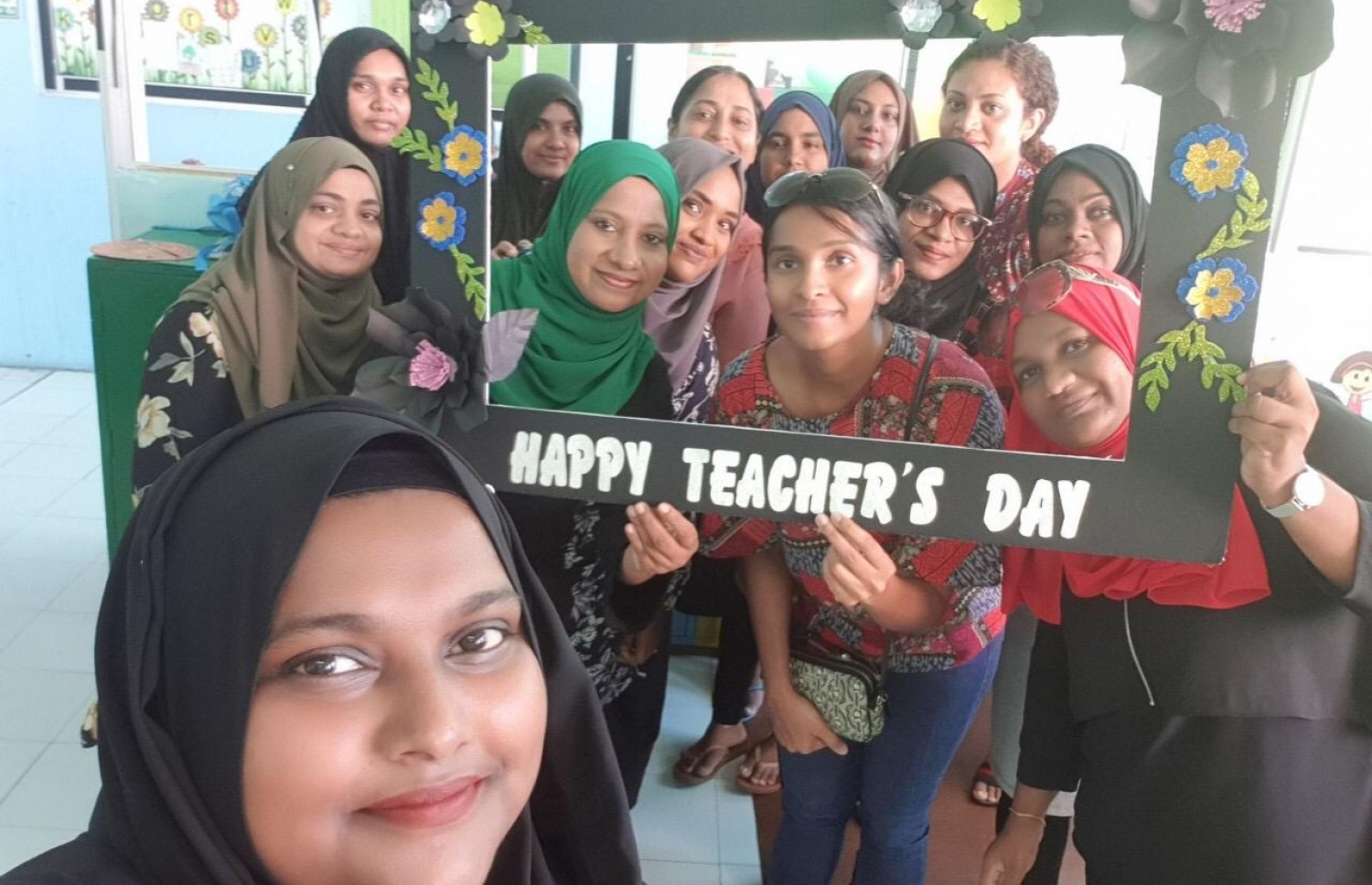 ޓީޗަރުންގެ ދުވަހު އެހެން ޓީޗަރުންނާ އެކު އާންޓީ ފޮޓޯއެއް ނަގަނީ.