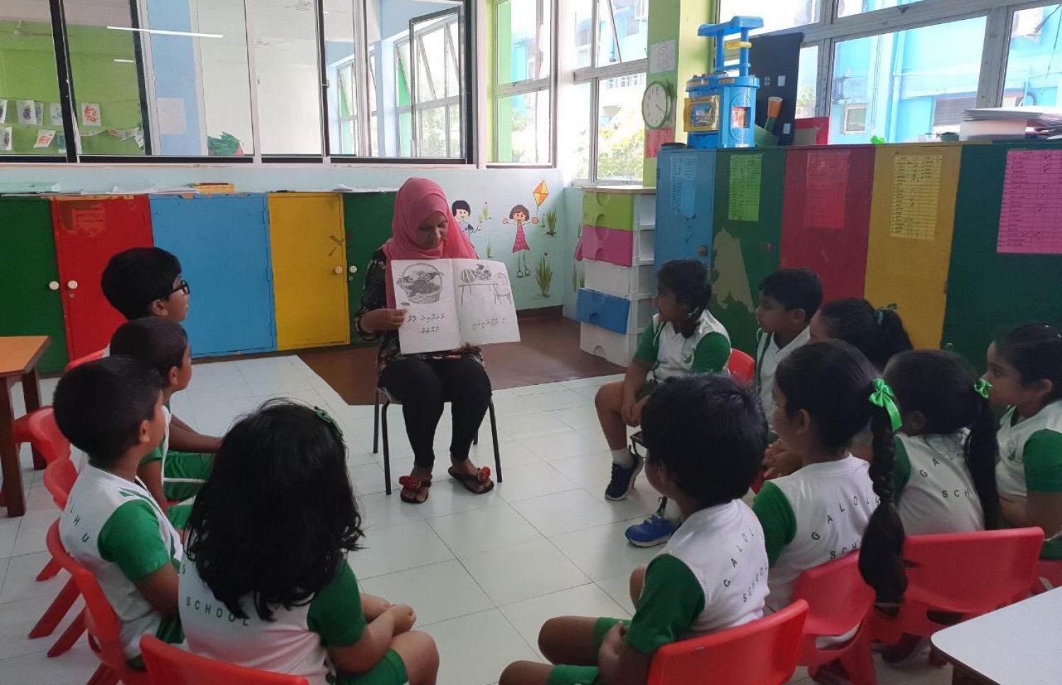 ޖެޒޫ އާންޓީ ކިޔަވައިދޭ އިރު ކުދިން އަޑުއަހަނީ.