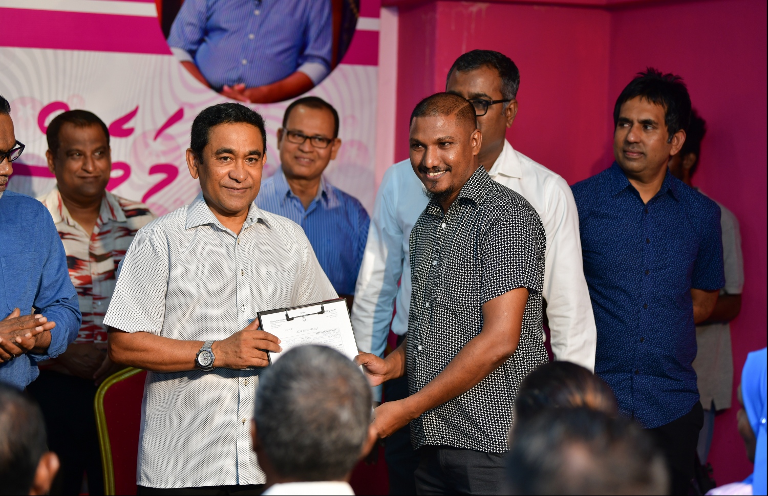 ފިލްމީ ދާއިރާގެ އެއް ފަންނާނު އަލީ ޝާހިދު (ސްޓެޕް އައްޔަ) މިރޭ ޕީޕީއެމަށް ސޮއިކުރެއްވުމަށް ފަހު، އޭނާގެ ފޯމު އެ ޕާޓީގެ ރައީސް ޔާމީނާ ހަވާލުކުރަނީ.---ފޮޓޯ: ހުސައިން ވަހީދު/މިހާރު