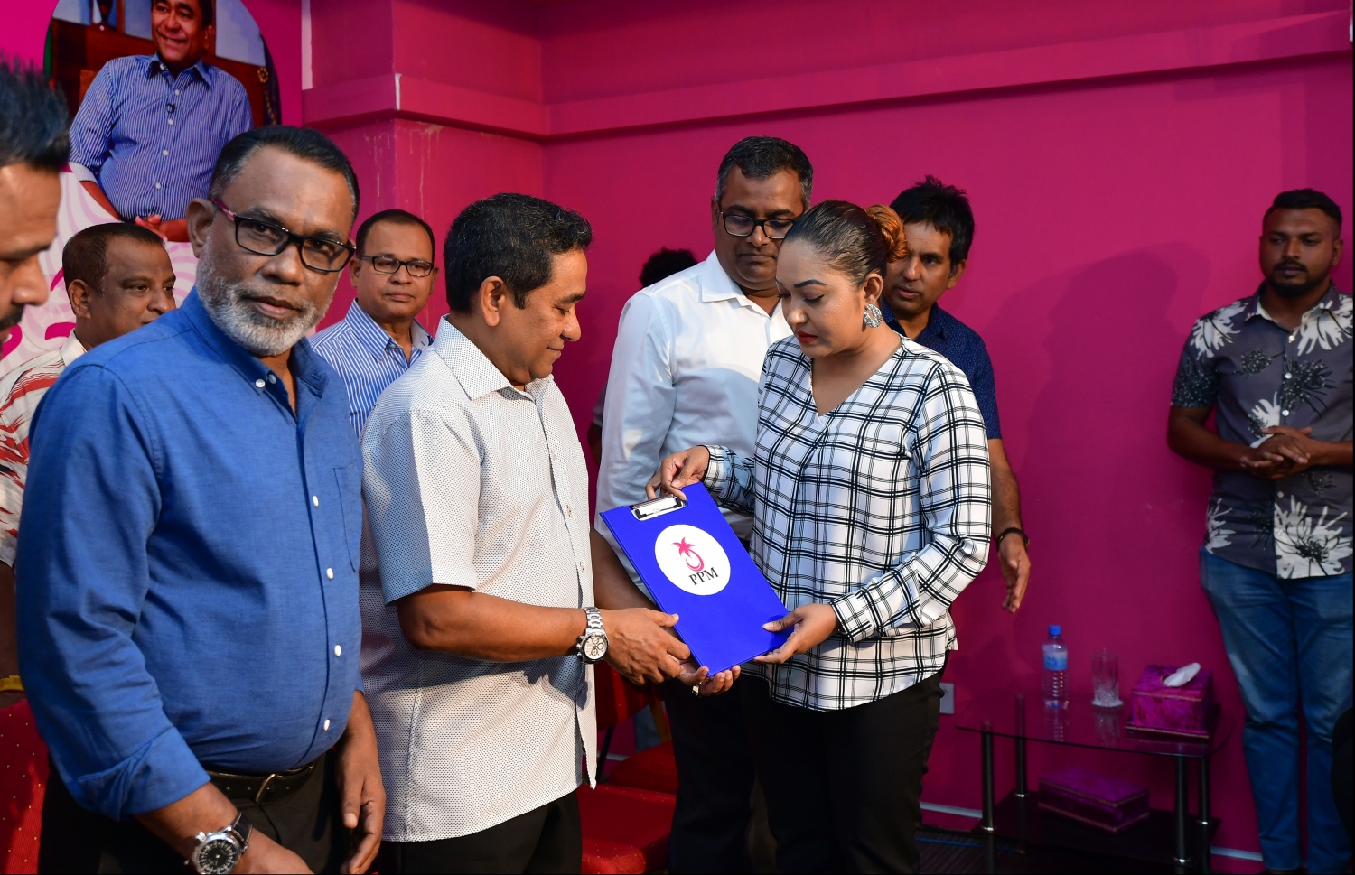 އިދިކޮޅު ޕީޕީއެމަށް މިރޭ ސޮއިކުރެއްވި މީހެއްގެ ފޯމާ، އެ ޕާޓީގެ ރައީސް ޔާމީން ހަވާލުވެވަޑައިގަންނަވަނީ.--ފޮޓޯ: ހުސައިން ވަހީދު/މިހާރު