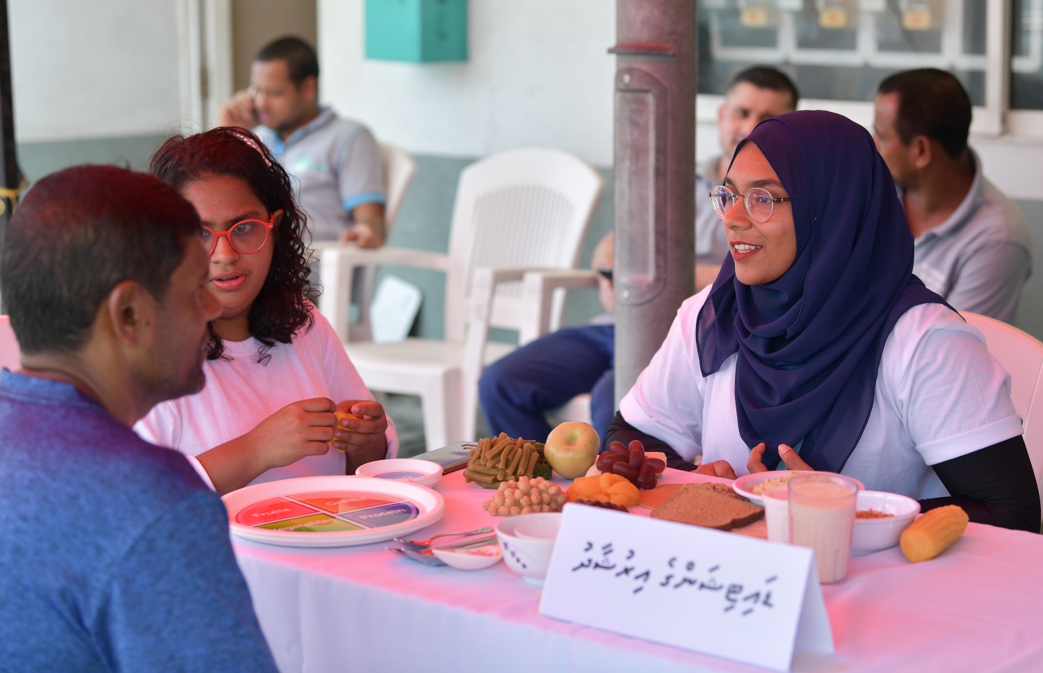 ހަކުރު ބައްޔަށް ސްކްރީން ކުރަން ނޯތު ހާބަރުގައި ހިންގި ޕްރޮގްރާމުގައި ހަކުރު ބަލި ހުންނަ މީހުންނަށް، ކެއުމުގެ އާދަތަކާ ގުޅޭގޮތުން މައުލޫމާތު ދެނީ -- ފޮޓޯ: ނިޝާން އަލީ/ މިހާރު