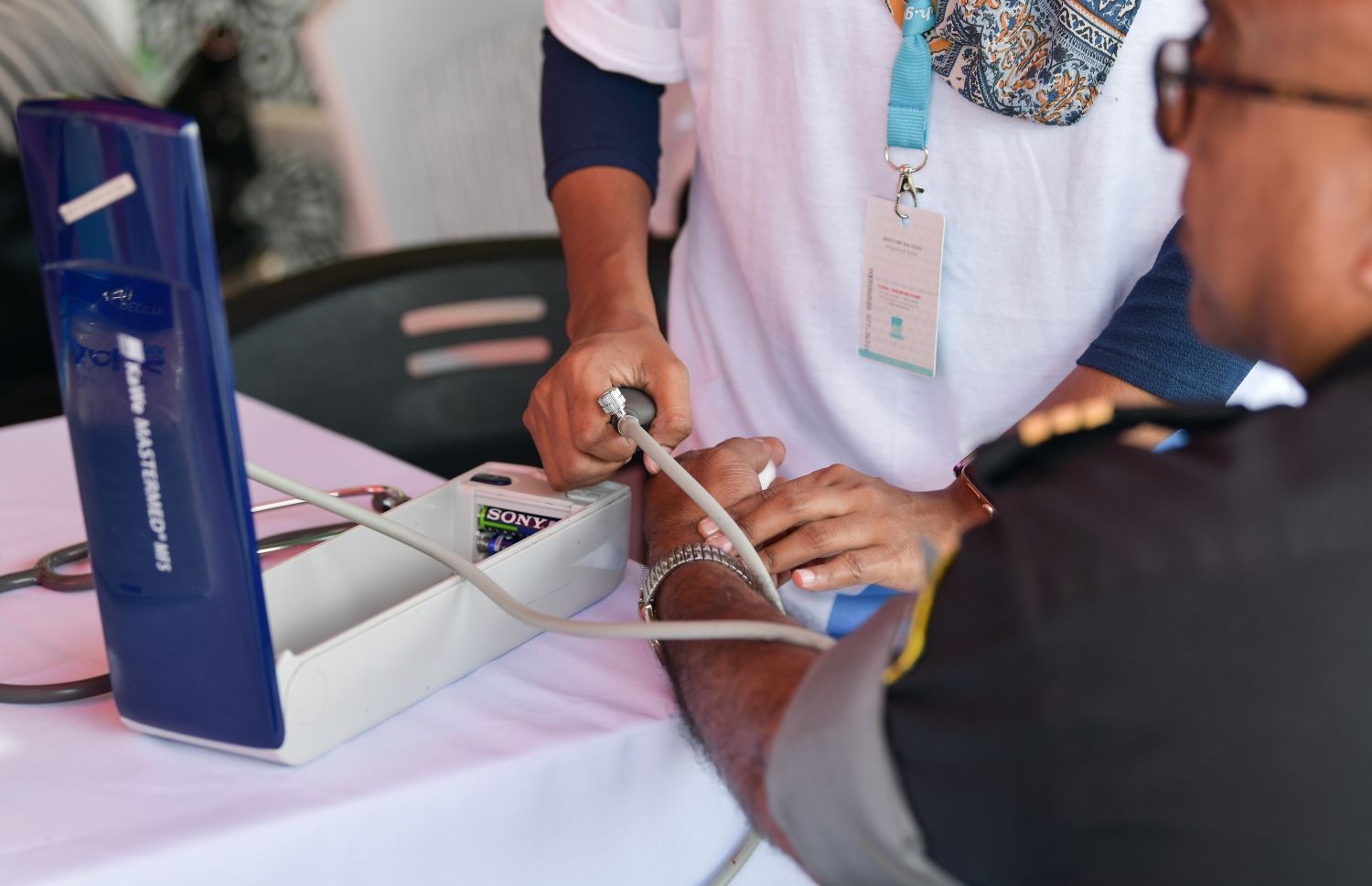 ހަކުރު ބައްޔަށް ޓެސްކުރަން ދިޔަ މީހެއްގެ ލޭގެ ޕްރެޝަރު ބަަލަނީ -- ފޮޓޯ: ނިޝާން އަލީ/ މިހާރު