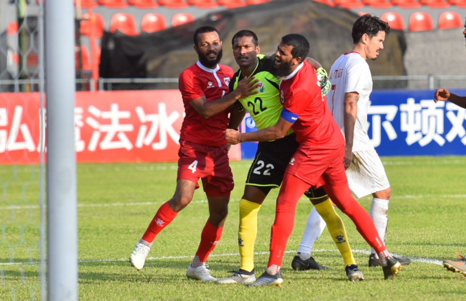 ރާއްޖޭގެ ގޯލްކީޕަރު ފައިސަލް ޕެނަލްޓީ މަތަކުރުމުން އަކްރަމް (ކ) އާއި ކުރޯ (ވ) މަރުހަބާ ކިޔަނީ. --ފޮޓޯ: ހުސެއިން ވަހީދު/ މިހާރު