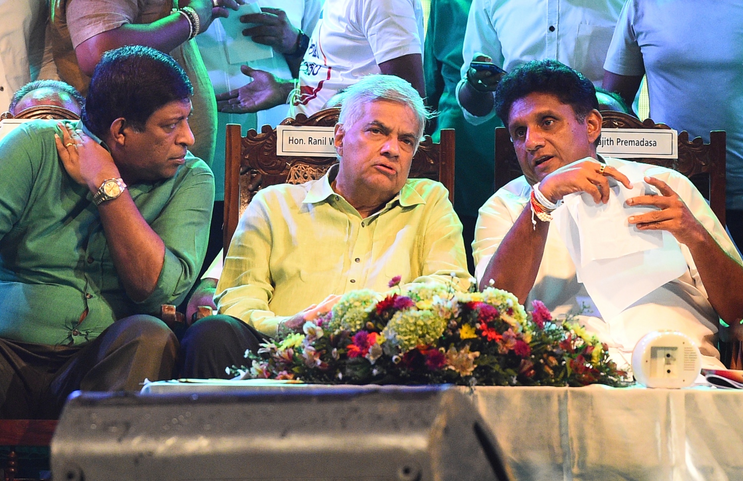 ޔޫއެންޕީގެ ޑިޕިއުޓީ ލީޑަރު ސަޖިތު ޕްރަމަދާސަ (ކ) ޕާޓީގެ ލީޑަރު ރަނިލް (މ) އަދި ކަރޫ ޖަޔަސޫރިއާ. --ފޮޓޯ:އޭއެފްޕީ