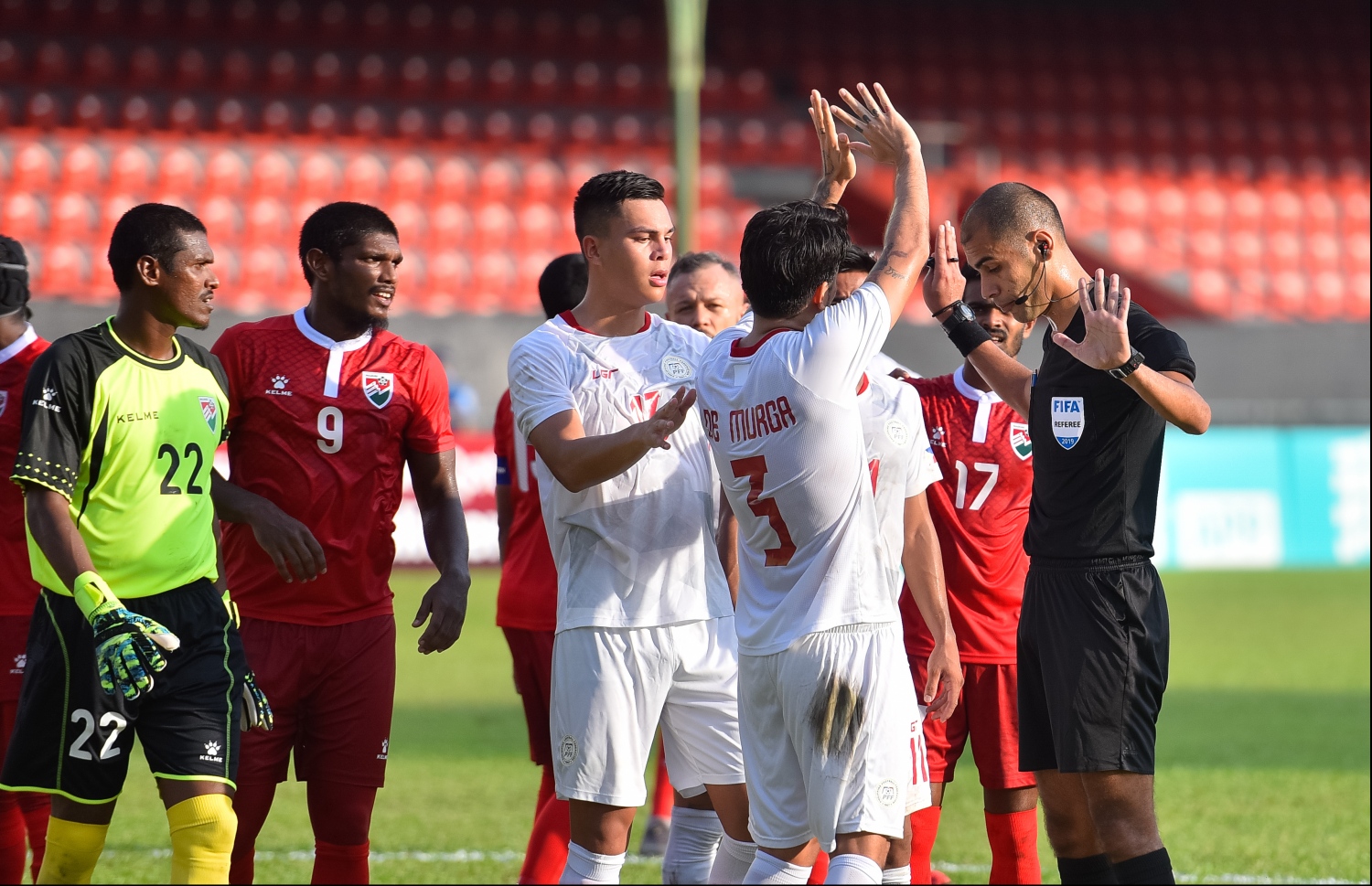 ވޯލްޑް ކަޕް ކޮލިފައިންގައި ފިލިޕީންސް އާއި ރާއްޖެ ކުޅުނު މެޗުގެ ތެރެއިން.-- ފޮޓޯ: ނިޝާން އަލީ/ މިހާރު