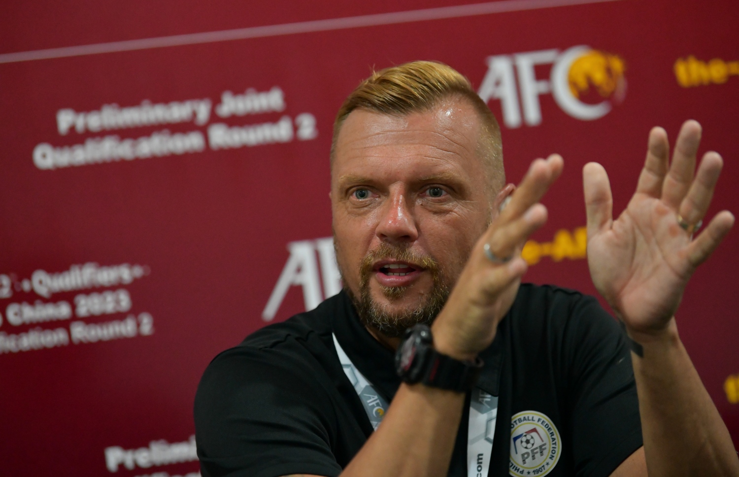 މެޗަށް ފަހު އޮތް ނޫސްވެރިންގެ ބައްދަލުވުމުގައި ފިލިޕީންސް ކޯޗު ކޫޕާ ވާހަކަ ދައްކަނީ.-- ފޮޓޯ: ނިޝާން އަލީ/ މިހާރު