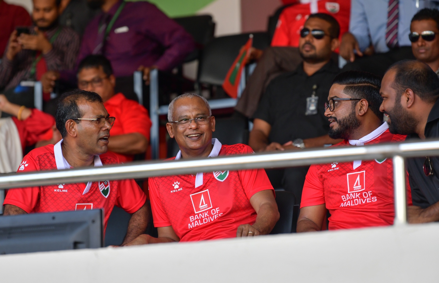 ވޯލްޑް ކަޕް ކޮލިފައިންގައި ރާއްޖެ ކުޅުނު މެޗެއްގެ ތެރެއިން (ކ.ވ): އެފްއޭއެމްގެ ރައީސް ބައްސާމް، ރައީސް އިބްރާހިމް މުހައްމަދު ސޯލިހު، ރައްޔިތުންގެ މަޖިލީހުގެ ރައީސް ނަޝީދު.-- ފޮޓޯ: ނިޝާން އަލީ/ މިހާރު