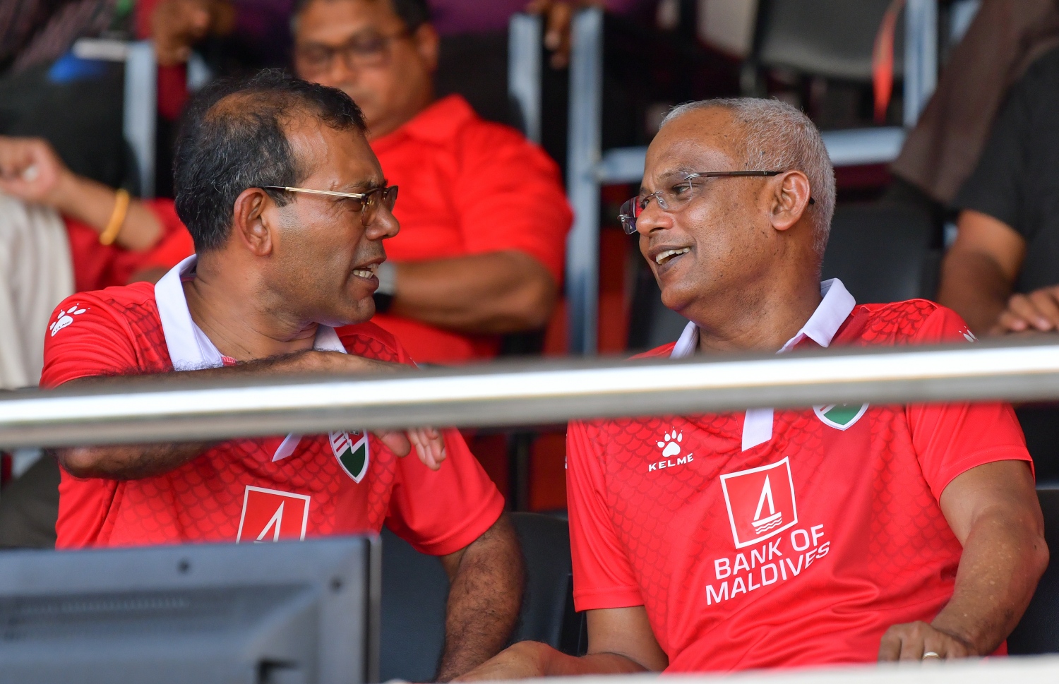 ވޯލްޑް ކަޕް ކޮލިފައިންގައި ރާއްޖެ އާއި ފިލިޕީންސް މިދިޔަ ބުރާސްފަތި ދުވަހު ބައްދަލުކުރި މެޗު ބެއްލެވުމުގެ ތެރެއިން، ރައީސް އިބްރާހިމް މުހައްމަދު ސޯލިހާއި ކުރީގެ ރައީސް ނަޝީދު ވާހަކަފުޅު ދައްކަވަނީ.---ފޮޓޯ: ނިޝާން އަލީ/މިހާރު