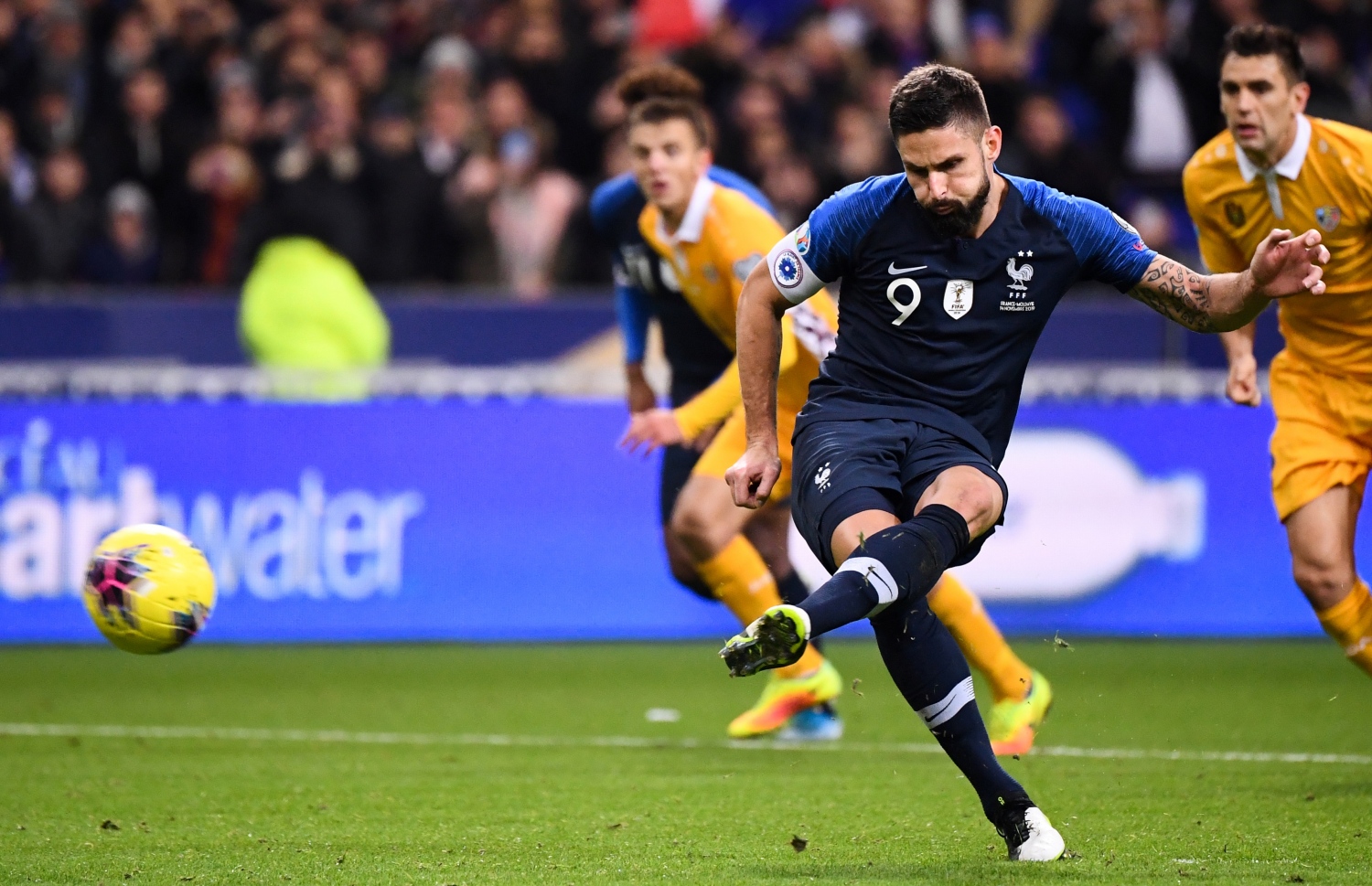 ފްރާންސްގެ ޖިރޫޑް ޕެނަލްޓީ ފޮނުވާލަނީ. -- ފޮޓޯ: އޭއެފްޕީ