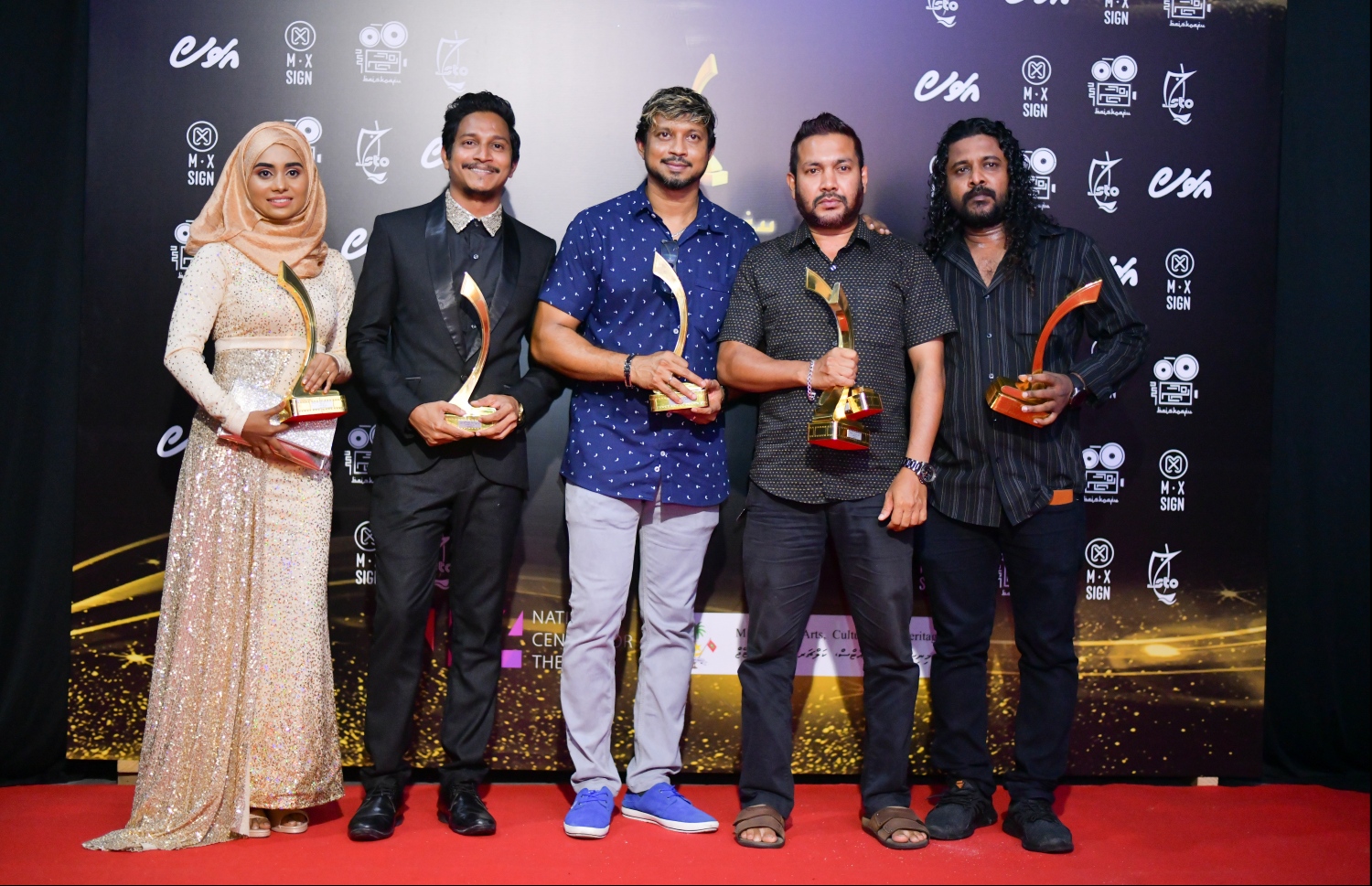 މާލެ: ނޮވެމްބަރު 15، 2019- ރާއްޖޭގެ 9 ވަނަ ފިލްމު އެވޯޑު ހަފުލާގައި އެވޯޑް ހާސިލްކުރި ބައެއް ތަރިން ފޮޓޯއަކަށް ހުއްޓިގެން.--- ފޮޓޯ: ހުސައިން ވަހީދު/މިހާރު