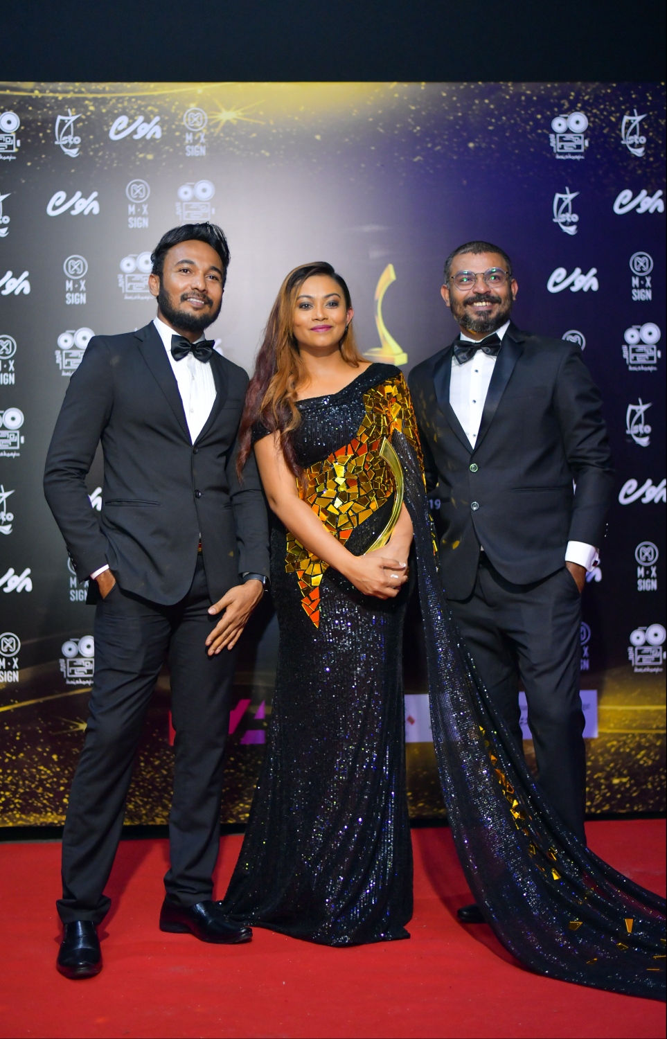 މާލެ: ނޮވެމްބަރު 15، 2019- ރާއްޖޭގެ 9 ވަނަ ފިލްމު އެވޯޑު ހަފުލާގައި، (ކ-ވ) ރަވީ، ރިޝްމީ އަދި އަޒޭ ފޮޓޯއަކަށް ހުއްޓިގެން.--- ފޮޓޯ: ހުސައިން ވަހީދު/މިހާރު