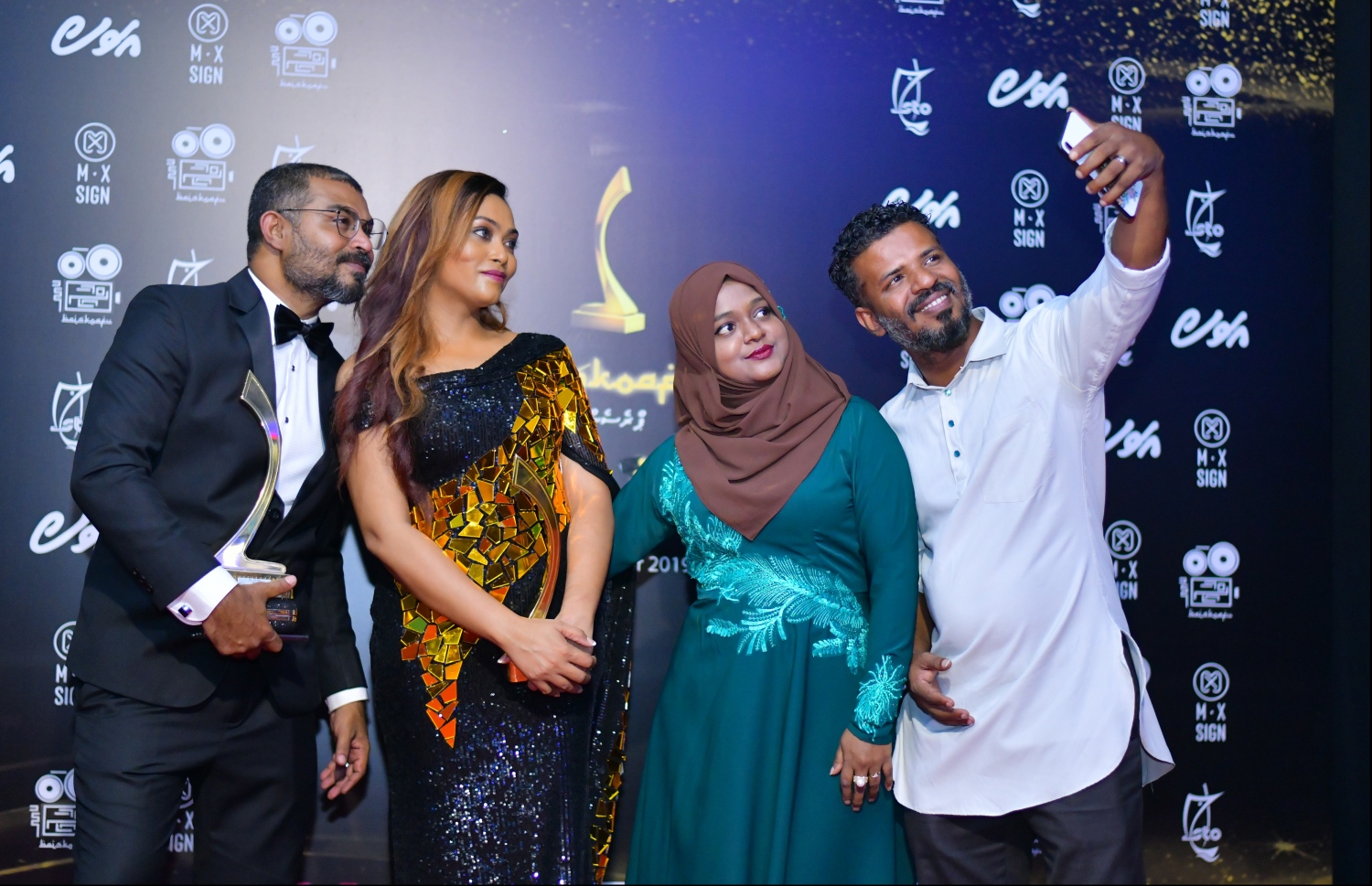 މާލެ: ނޮވެމްބަރު 15، 2019- ރާއްޖޭގެ 9 ވަނަ ފިލްމު އެވޯޑު ހަފުލާގައި ބައެއް ތަރިން ސެލްފީއެއް ނަގަނީ.--- ފޮޓޯ: ހުސައިން ވަހީދު/މިހާރު