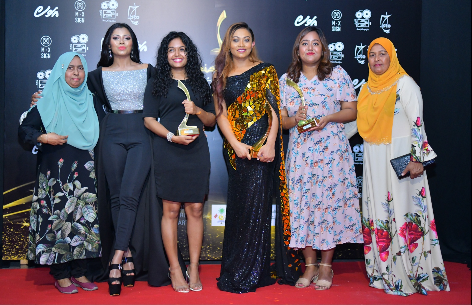 މާލެ: ނޮވެމްބަރު 15، 2019- ރާއްޖޭގެ 9 ވަނަ ފިލްމު އެވޯޑު ހަފުލާގައި ބައެއް ފަންނާނުން ފޮޓޯއަކަށް ހުއްޓިގެން.--- ފޮޓޯ: ހުސައިން ވަހީދު/މިހާރު