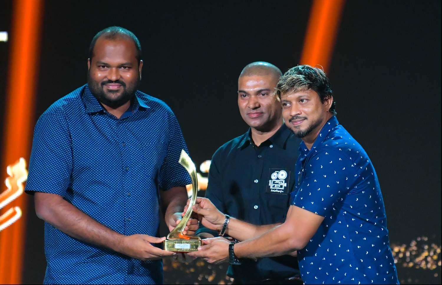 މާލެ: ނޮވެމްބަރު 15، 2019- މި އަހަރުގެ ފިލްމް އެވޯޑްސްގެ އެންމެ މޮޅު ބަތަލް ޔޫސުފް ޝަފީއު (ޔޫއްޕެ) އަށް ޓޫރިޒަމް މިނިސްޓަރު އަލީ ވަހީދު އެވޯޑް ދެއްވަނީ: ޔޫއްޕެ އަށް މި އެވޯޑް ލިބުނޫ "ދެވަންސޫރަ" އިން.--- ފޮޓޯ: ހުސައިން ވަހީދު/މިހާރު